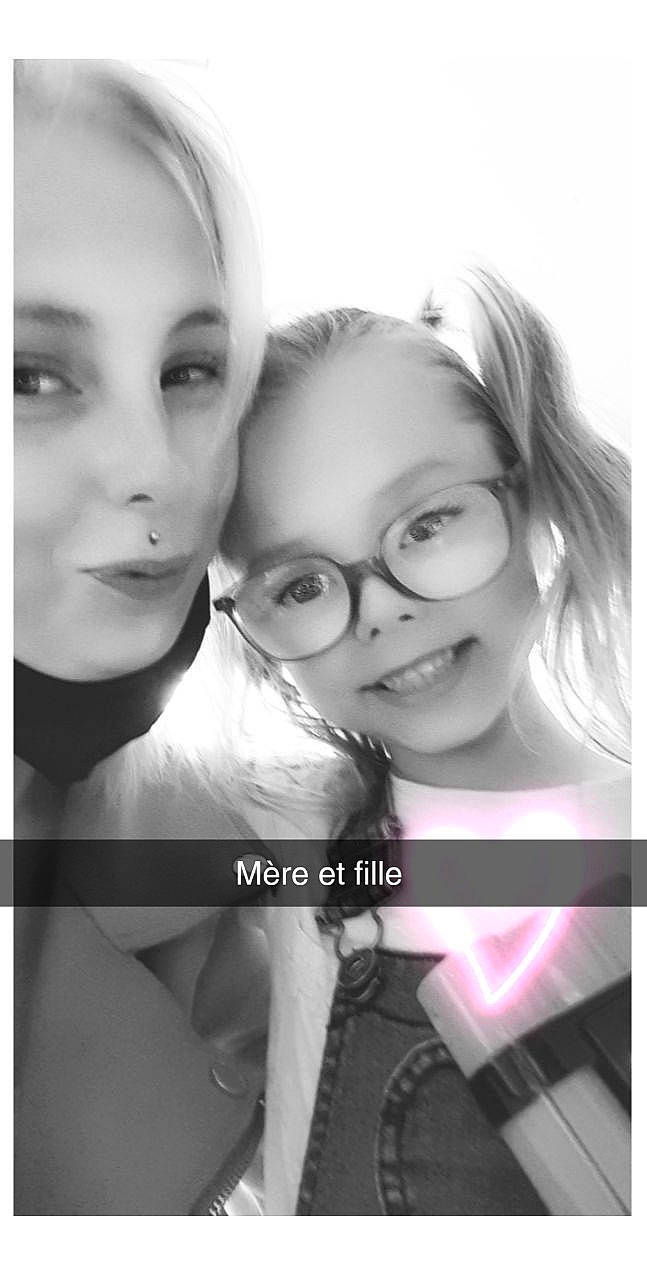 Maelyss participe au concours pour gagner de l'argent avec cette photo : black_and_white, cheek, chin, eye, eyebrow, eyelash, facial_expression, flash_photography, gesture, glasses, hair, happy, head, iris, jaw, joy, lip, nose, person, skin