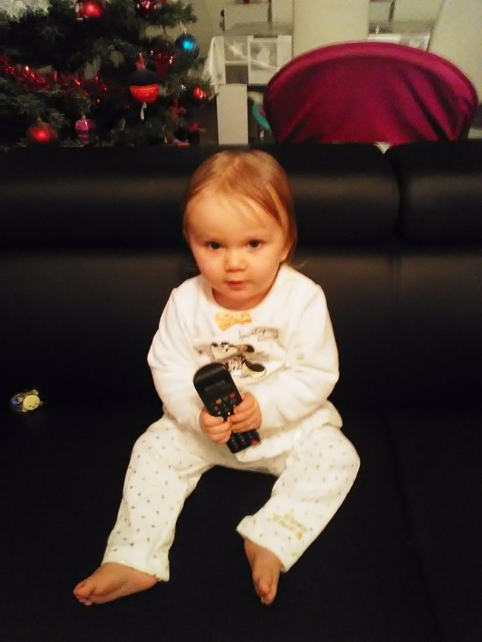 Kim participe au concours pour gagner de l'argent avec cette photo : arm, baby, child, christmas, holiday, person, sitting, smile, toddler