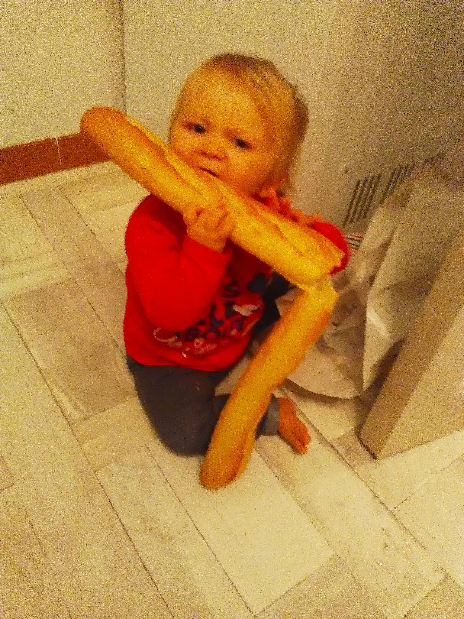 Kim a rejoint le concours — aidez-le/la à gagner de superbes lots ! child, floor, person, toddler