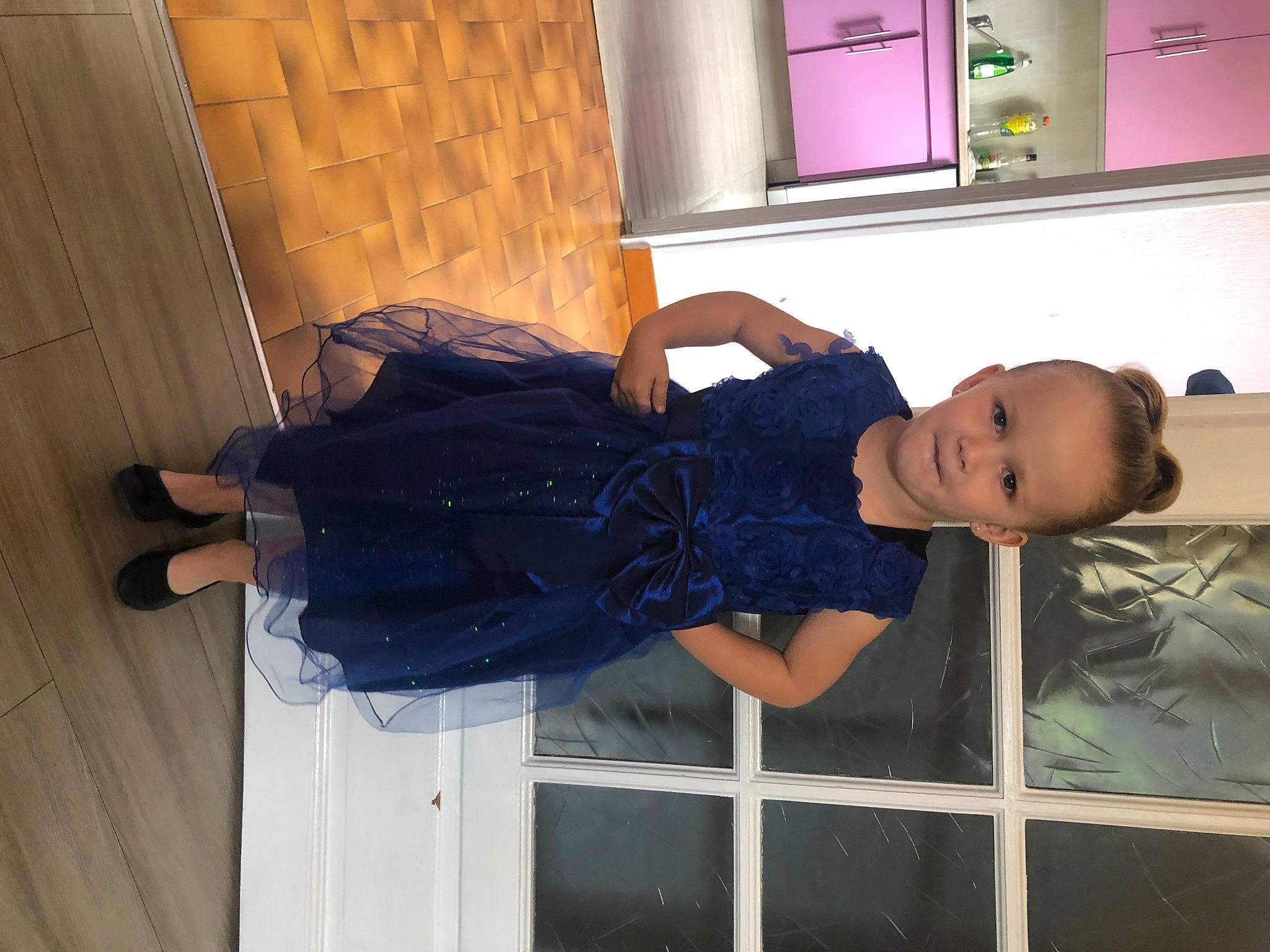 Kim participe au concours pour gagner de l'argent avec cette photo : baby_toddler_clothing, child, comfort, elbow, floor, flooring, foot, fun, hardwood, human_leg, knee, person, room, sandal, sitting, stairs, standing, thigh, toddler, waist