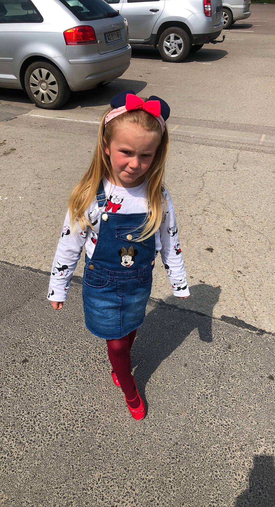 Kim a rejoint le concours — aidez-le/la à gagner de superbes lots ! asphalt, automotive_lighting, automotive_tire, car, cool, dress, electric_blue, eyewear, face, head, long_hair, mammal, motor_vehicle, person, personal_luxury_car, road_surface, street_fashion, tire, toddler, vehicle_door