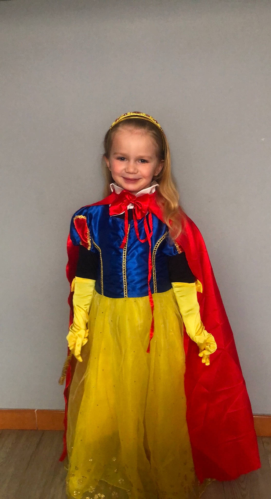 Kim participe au concours pour gagner de l'argent avec cette photo : child, costume, costume_design, dress, electric_blue, event, eye, face, fashion_design, fun, hair, head, human_body, jewellery, joy, outerwear, person, sleeve, smile, toddler