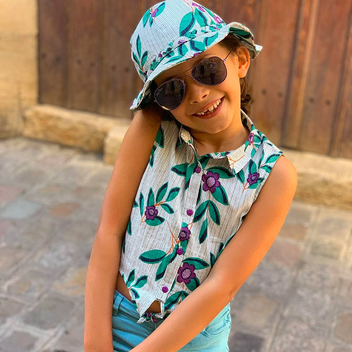 Inès a rejoint le concours — aidez-le/la à gagner de superbes lots ! beanie, cap, child, clothing, cool, eyewear, fashion, fashion_accessory, green, hat, headgear, headwear, joy, neck, outerwear, pattern, person, shoulder, street_fashion, sun_hat