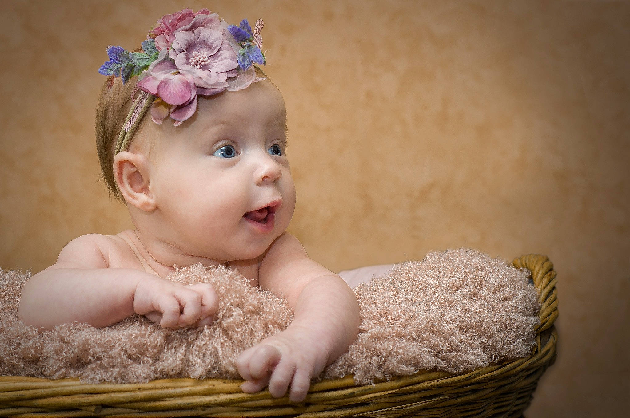 Elfie participe au concours pour gagner de l'argent avec cette photo : baby, basket, cheek, child, fashion_accessory, hair_accessory, head, headband, headgear, headpiece, headwear, person, photograph, photography, portrait_photography, product, skin, smile, surprise, toddler