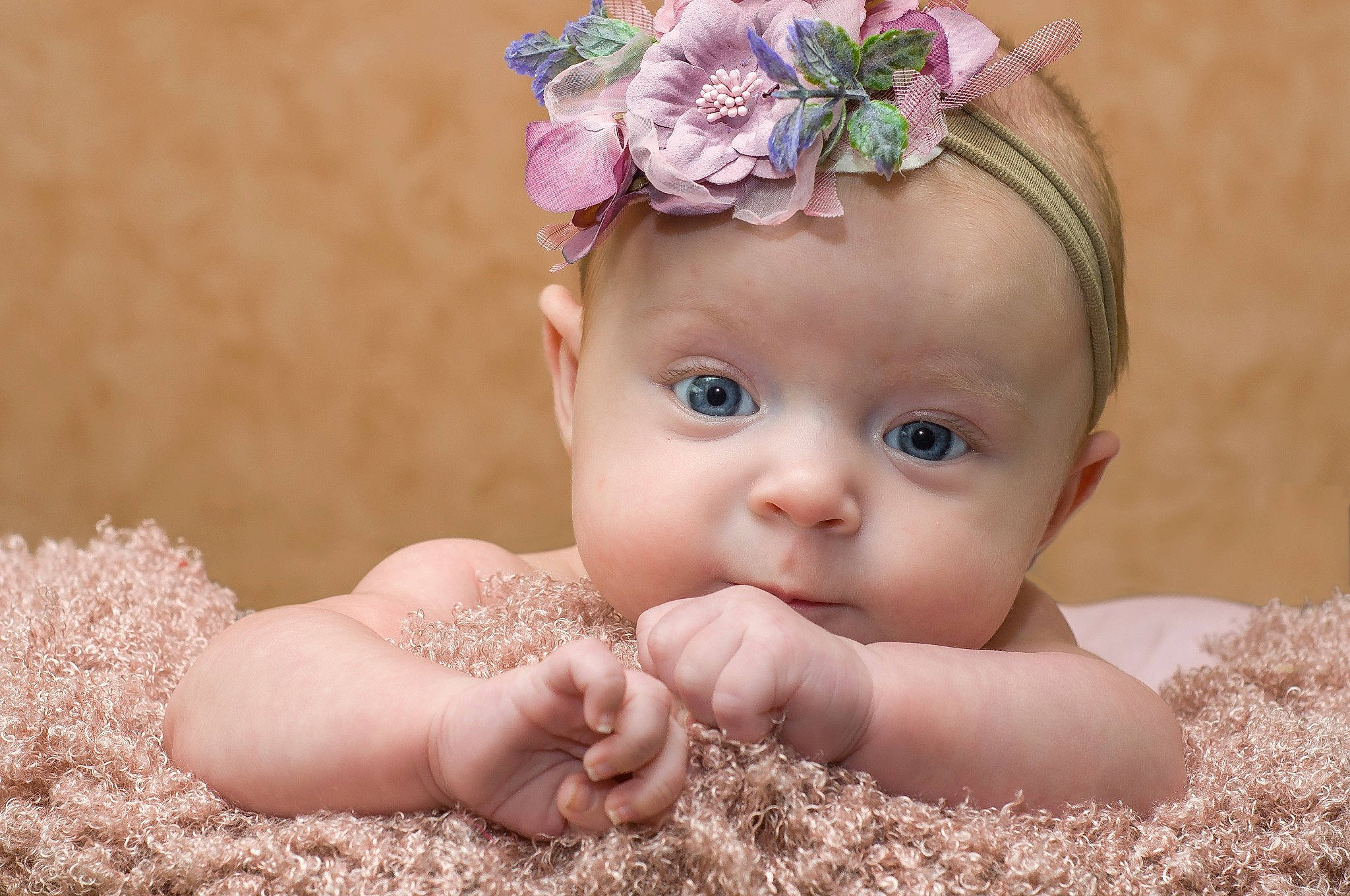 Elfie a rejoint le concours — aidez-le/la à gagner de superbes lots ! baby, cheek, child, child_model, close_up, eye, face, fashion_accessory, hair_accessory, hand, head, headband, headgear, headpiece, headwear, person, photograph, photography, pink, portrait_photography