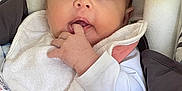 Ellie a rejoint le concours — aidez-le/la à gagner de superbes lots ! baby, infant, face, hand, finger, blanket, toy, butterfly, bib, clothing, closeup, indoor, child, cute, expression, looking, lying, soft, cozy, comfort