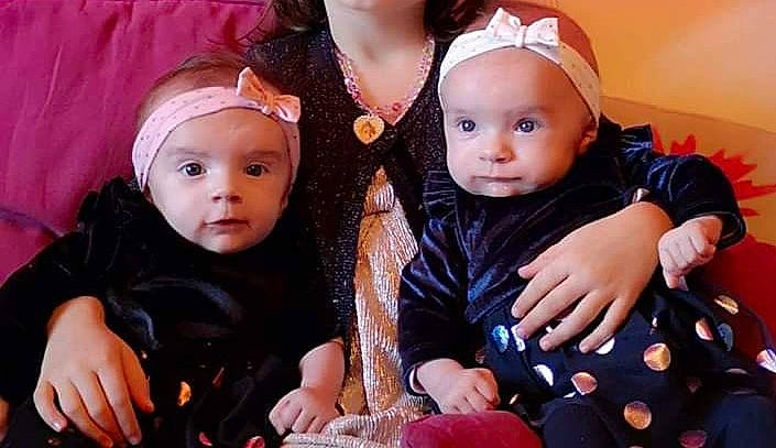 Inès Et Eva participe au concours pour gagner de l'argent avec cette photo : child, girl, hair_accessory, happiness, headgear, infant, person, product, toddler