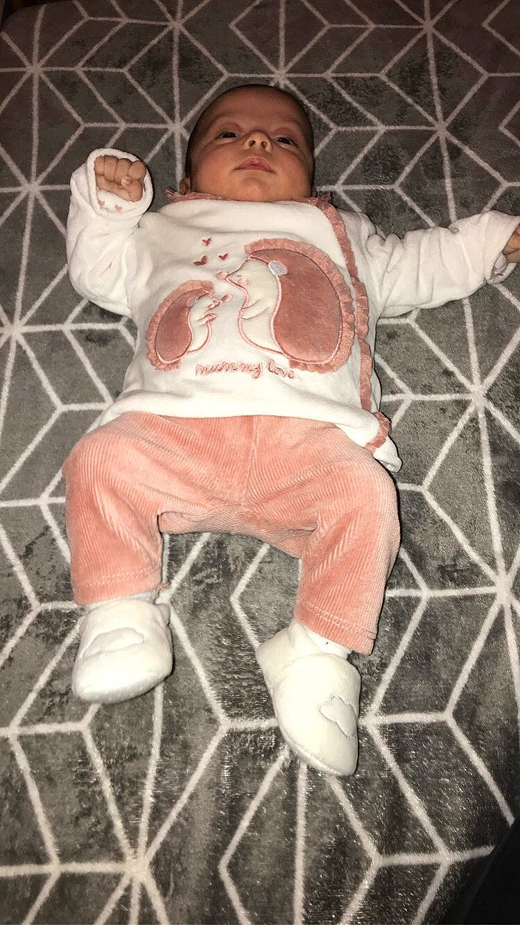 Kamelia a rejoint le concours — aidez-le/la à gagner de superbes lots ! baby, baby_products, baby_toddler_clothing, brick, chair, cheek, child, flash_photography, flesh, fun, human, human_leg, leg, pattern, person, personal_protective_equipment, sitting, skin, sleeve, toddler