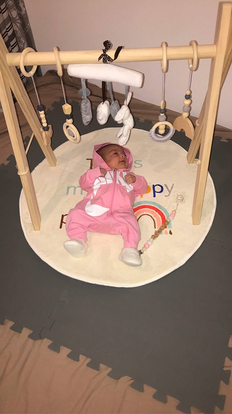 Kamelia a rejoint le concours — aidez-le/la à gagner de superbes lots ! baby, baby_mobile, baby_products, baby_safety, baby_toddler_clothing, baby_toys, bed, child, comfort, cradle, headwear, human_body, infant_bed, linens, magenta, nursery, person, pink, product, toddler