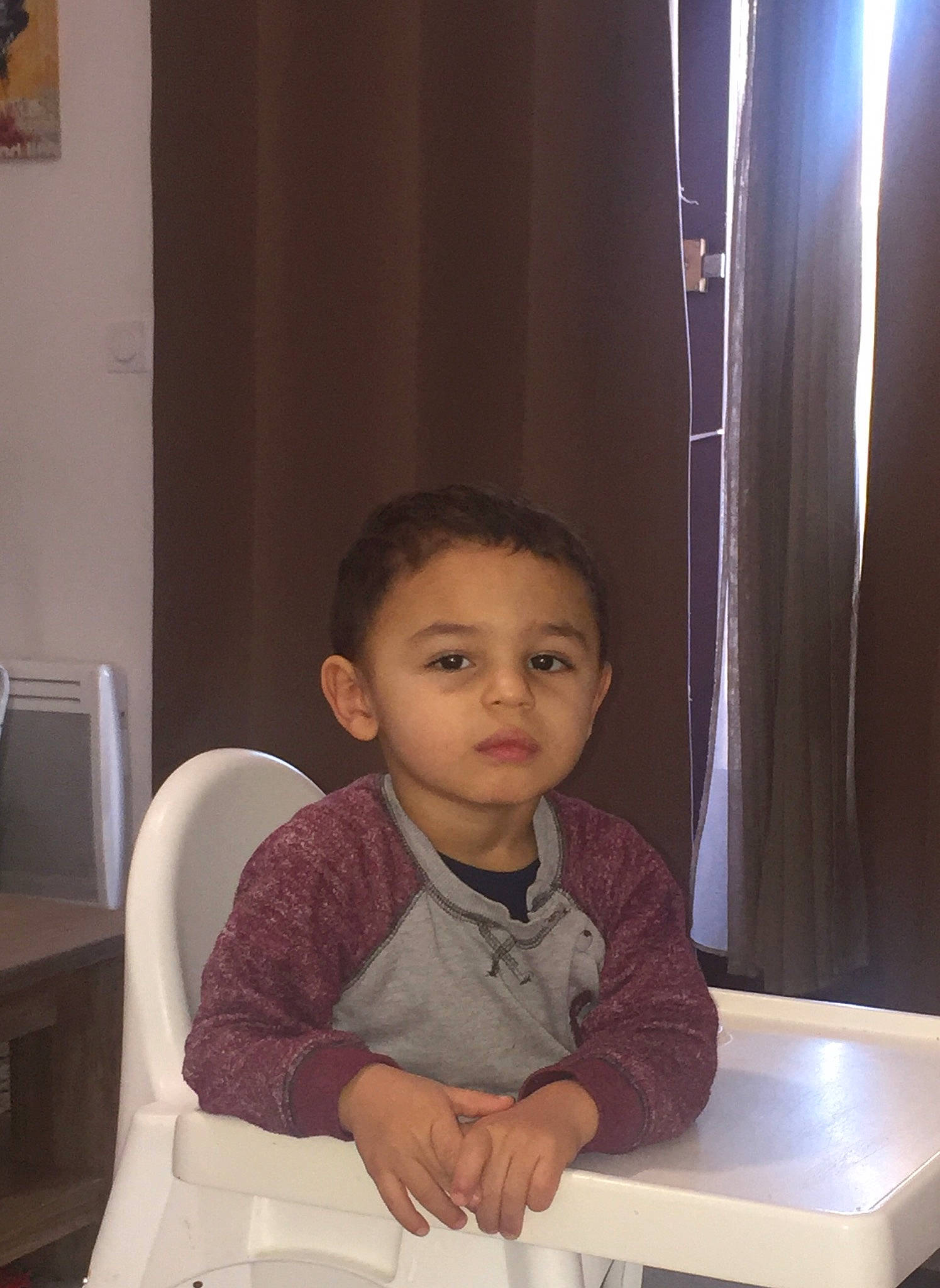 Mathis participe au concours pour gagner de l'argent avec cette photo : baby_toddler_clothing, chair, child, comfort, curtain, desk, flooring, fun, furniture, lighting_accessory, person, picture_frame, room, shoulder, sitting, sleeve, standing, t_shirt, table, toddler