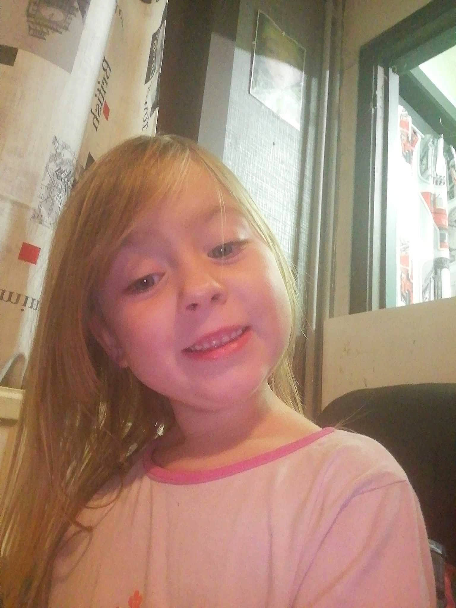 Guiliana participe au concours pour gagner de l'argent avec cette photo : blond, cheek, chin, day, ear, eye, eyebrow, face, forehead, girl, hair, hairstyle, head, human_hair_color, nose, person, selfie, skin, smile, snapshot