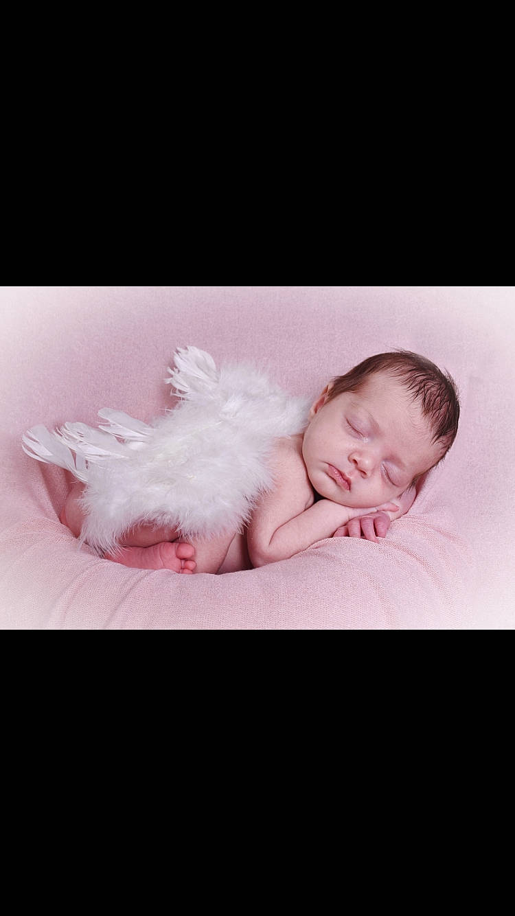 Lyana participe au concours pour gagner de l'argent avec cette photo : baby, baby_toddler_clothing, child, comfort, darkness, flash_photography, flooring, fur, grass, happy, linens, love, magenta, monochrome_photography, pattern, person, portrait_photography, sitting, sleeve, t_shirt