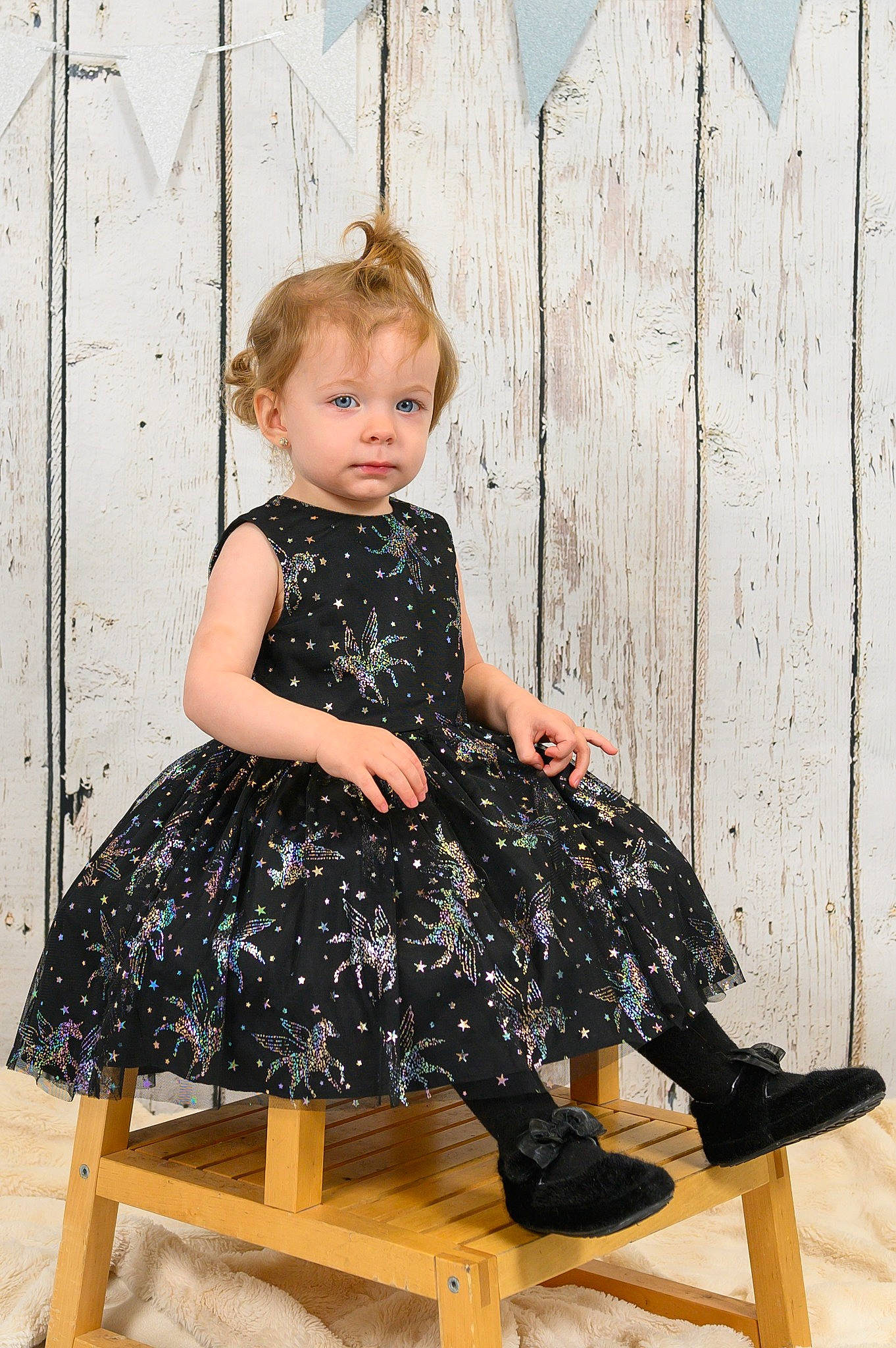 Abygaëlle participe au concours pour gagner de l'argent avec cette photo : baby_toddler_clothing, child, day_dress, dress, embellishment, fashion_accessory, fashion_design, human_leg, one_piece_garment, pattern, person, pink, purple, shoe, shoulder, sitting, sleeve, street_fashion, thigh, toddler