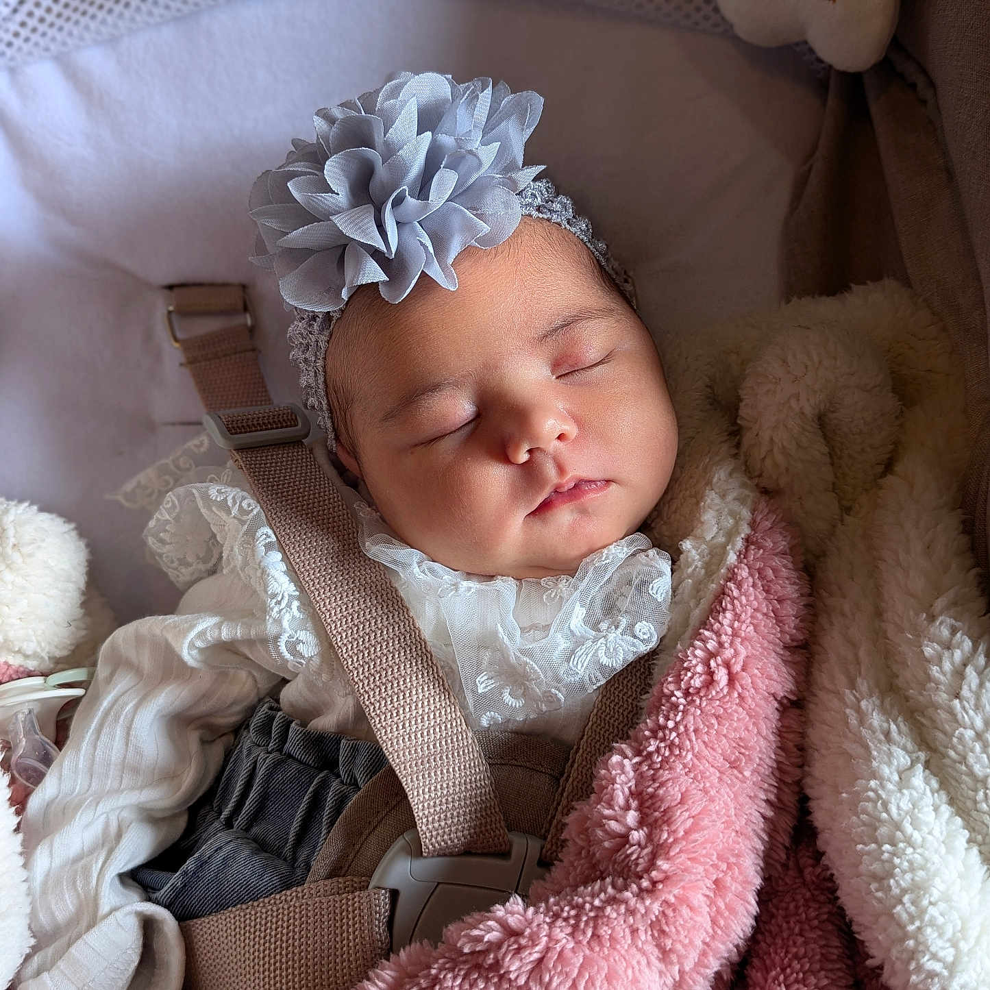 Mayana a rejoint le concours — aidez-le/la à gagner de superbes lots ! baby, bed, blanket, bonnet, car, clothing, cradle, crib, face, furniture, hat, head, infantbed, newborn, person, photography, portrait, sleeping, transportation, vehicle