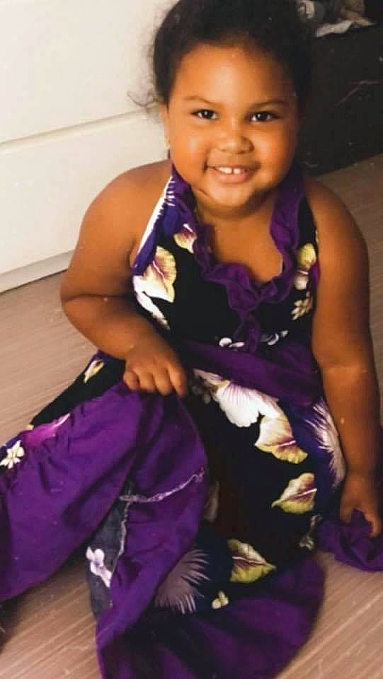 Elina a rejoint le concours — aidez-le/la à gagner de superbes lots ! beauty, black_hair, child, dress, electric_blue, event, face, flash_photography, formal_wear, fun, happy, iris, joy, long_hair, neck, person, purple, sitting, skin, smile