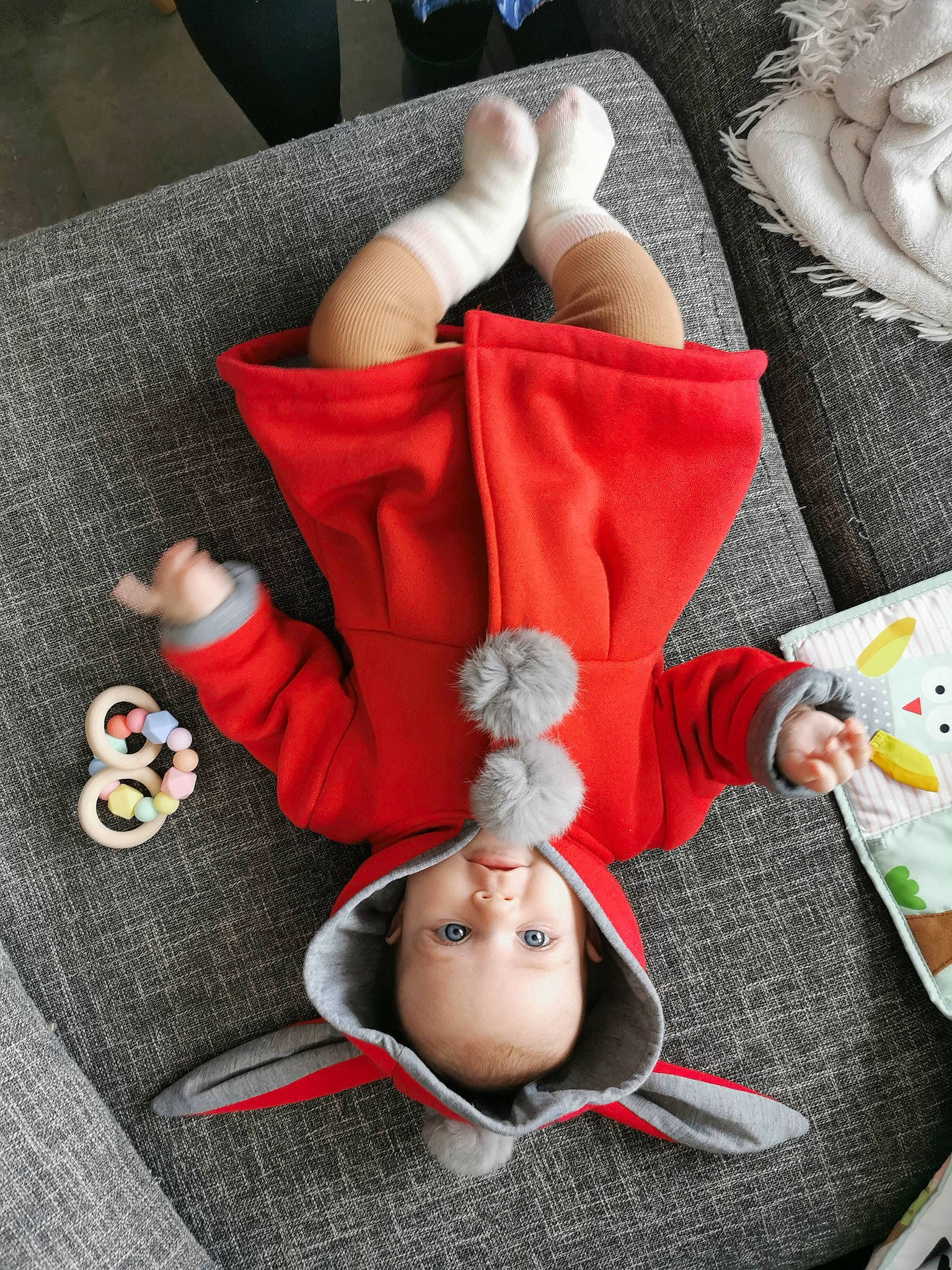 Lissana participe au concours pour gagner de l'argent avec cette photo : bedding, carmine, child, comfort, fashion_accessory, fictional_character, flesh, font, fur, gesture, human_leg, linens, nail, pattern, person, pillow, room, sleeve, textile, white