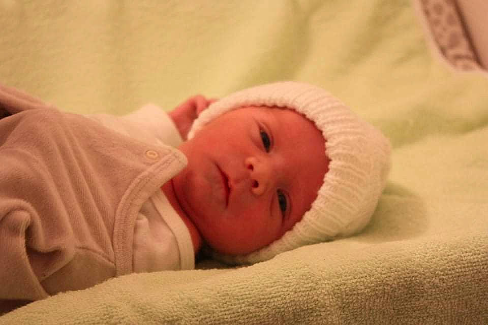 Ruben a rejoint le concours — aidez-le/la à gagner de superbes lots ! baby, baby_toddler_clothing, bedtime, cheek, child, close_up, comfort, eye, flesh, fur, hat, head, headwear, iris, linens, nap, nose, person, portrait_photography, room