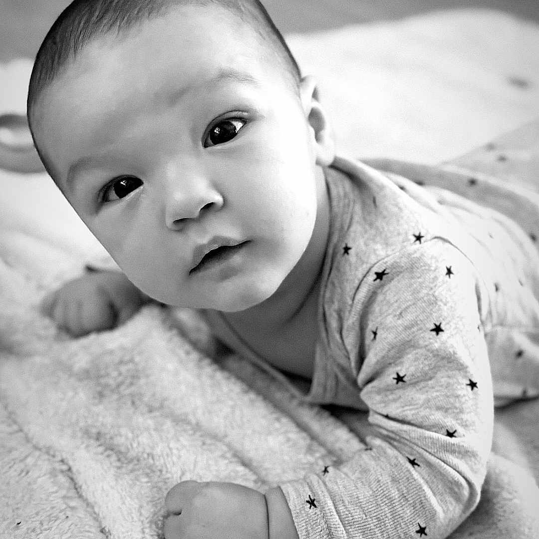 Gabriel a rejoint le concours — aidez-le/la à gagner de superbes lots ! adorable, baby, black_and_white, blanket, child, clothing, cute, expression, eyes, face, floor, hand, heart_emoji, indoor, infant, lying_down, portrait, soft_texture, star_pattern, young