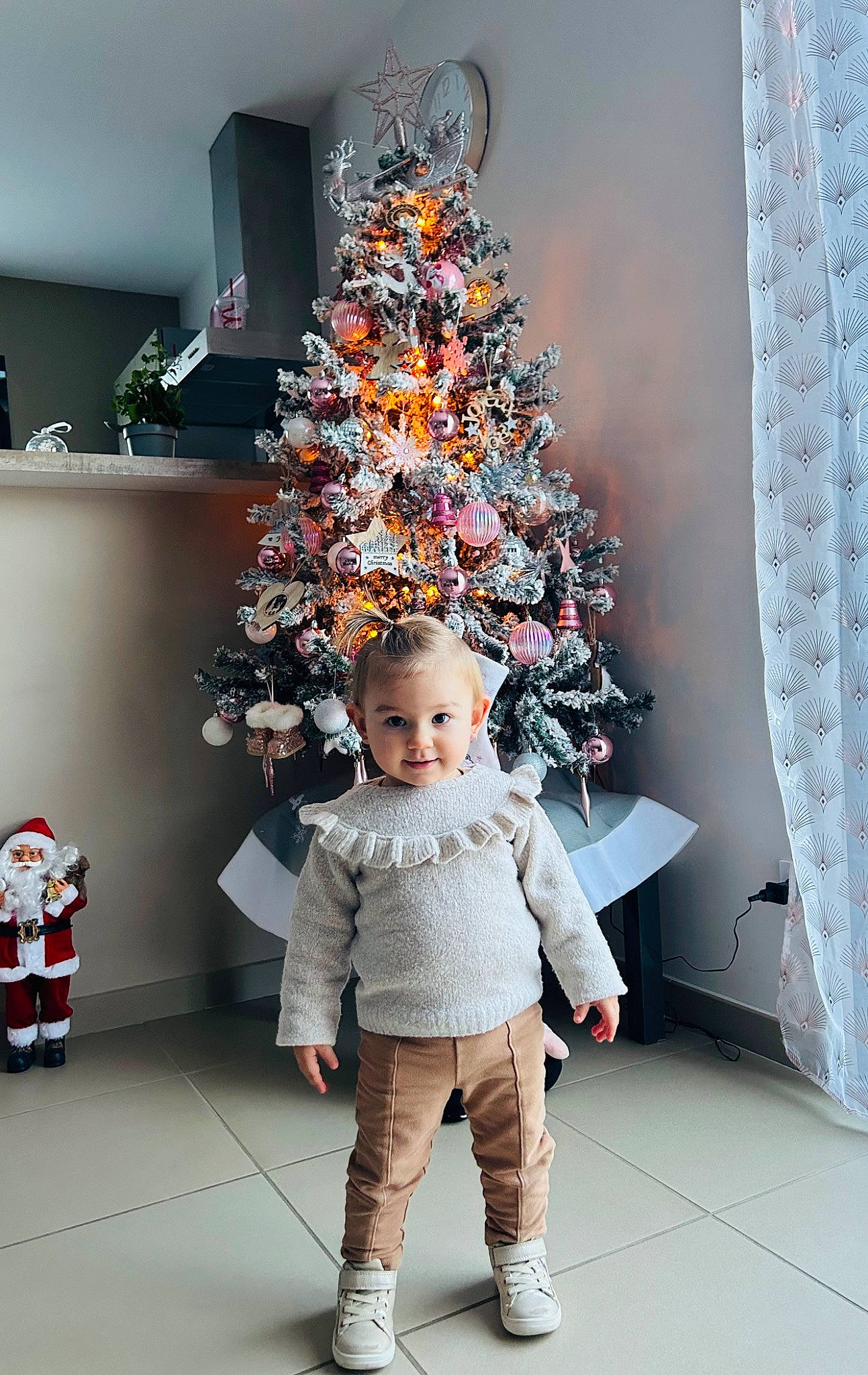 Jùllia a rejoint le concours — aidez-le/la à gagner de superbes lots ! child, christmas, christmas_decoration, christmas_eve, christmas_ornament, christmas_tree, conifer, event, fun, happy, holiday, holiday_ornament, interior_design, joy, living_room, ornament, person, room, toddler, toy