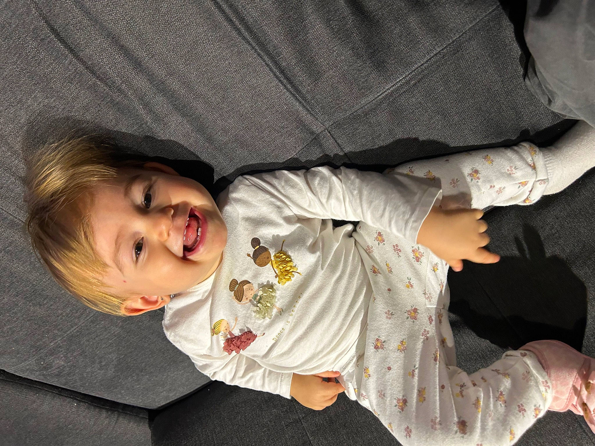 Jùllia participe au concours pour gagner de l'argent avec cette photo : abdomen, baby, child, comfort, elbow, finger, flash_photography, fun, gesture, happy, human_leg, joy, knee, person, plant, sitting, skin, sleeve, smile, thigh