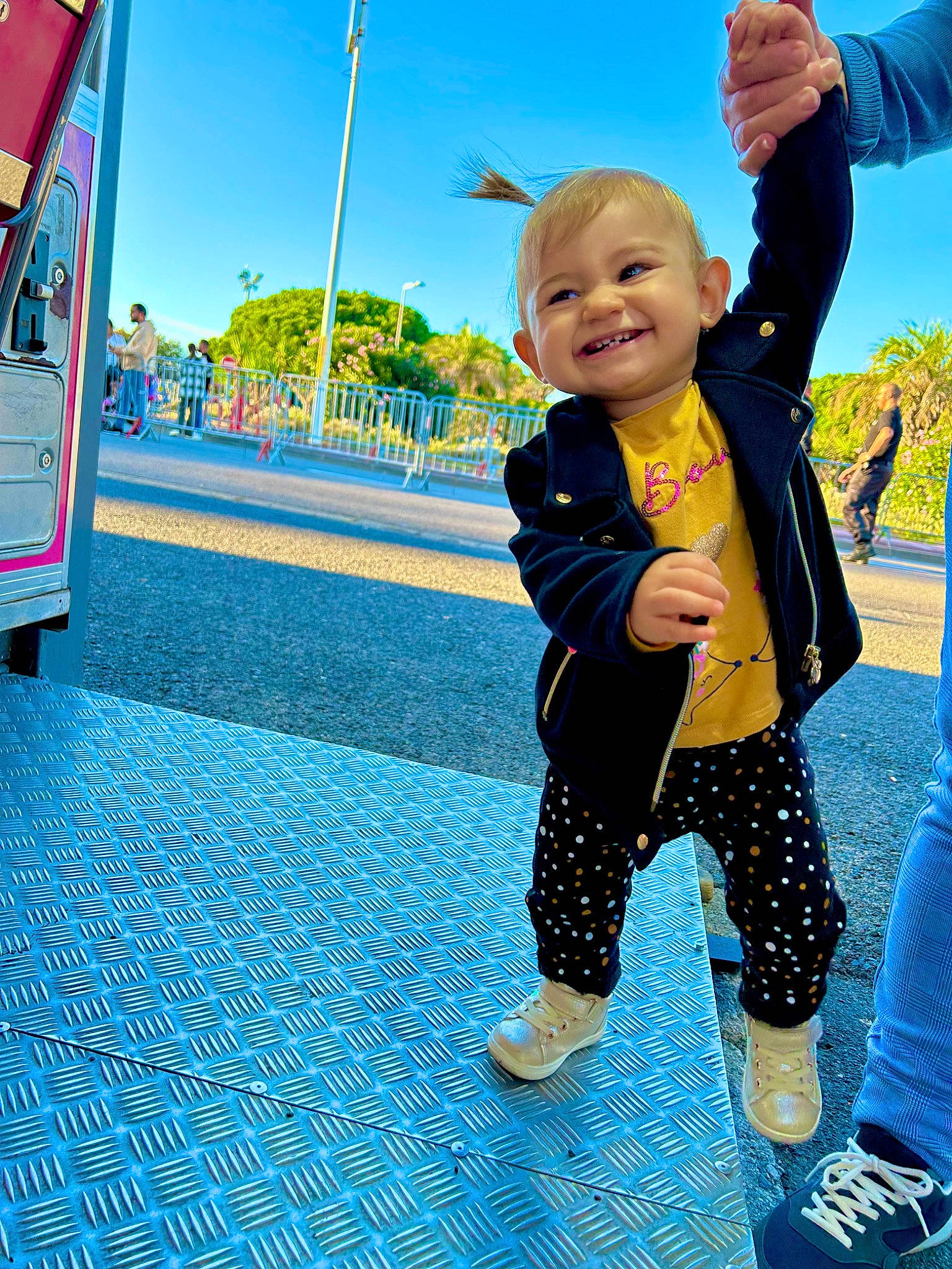 Jùllia participe au concours pour gagner de l'argent avec cette photo : azure, baby, baby_toddler_clothing, blue, electric_blue, flooring, fun, gesture, grass, happy, human_settlement, joy, leg, leisure, people_in_nature, person, playground, recreation, sky, smile