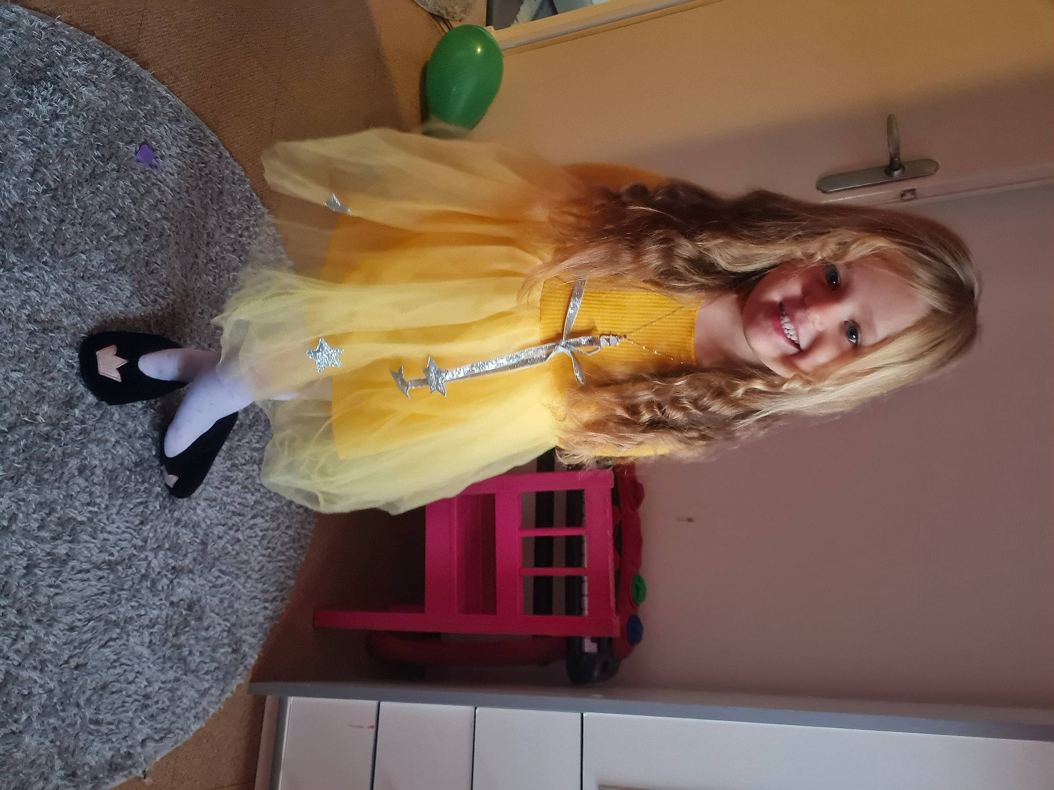 Ilda participe au concours pour gagner de l'argent avec cette photo : costume, dress, eyewear, fashion_design, fawn, feather, fun, fur, hair_coloring, joy, person, room, selfie, smile, tail, wood