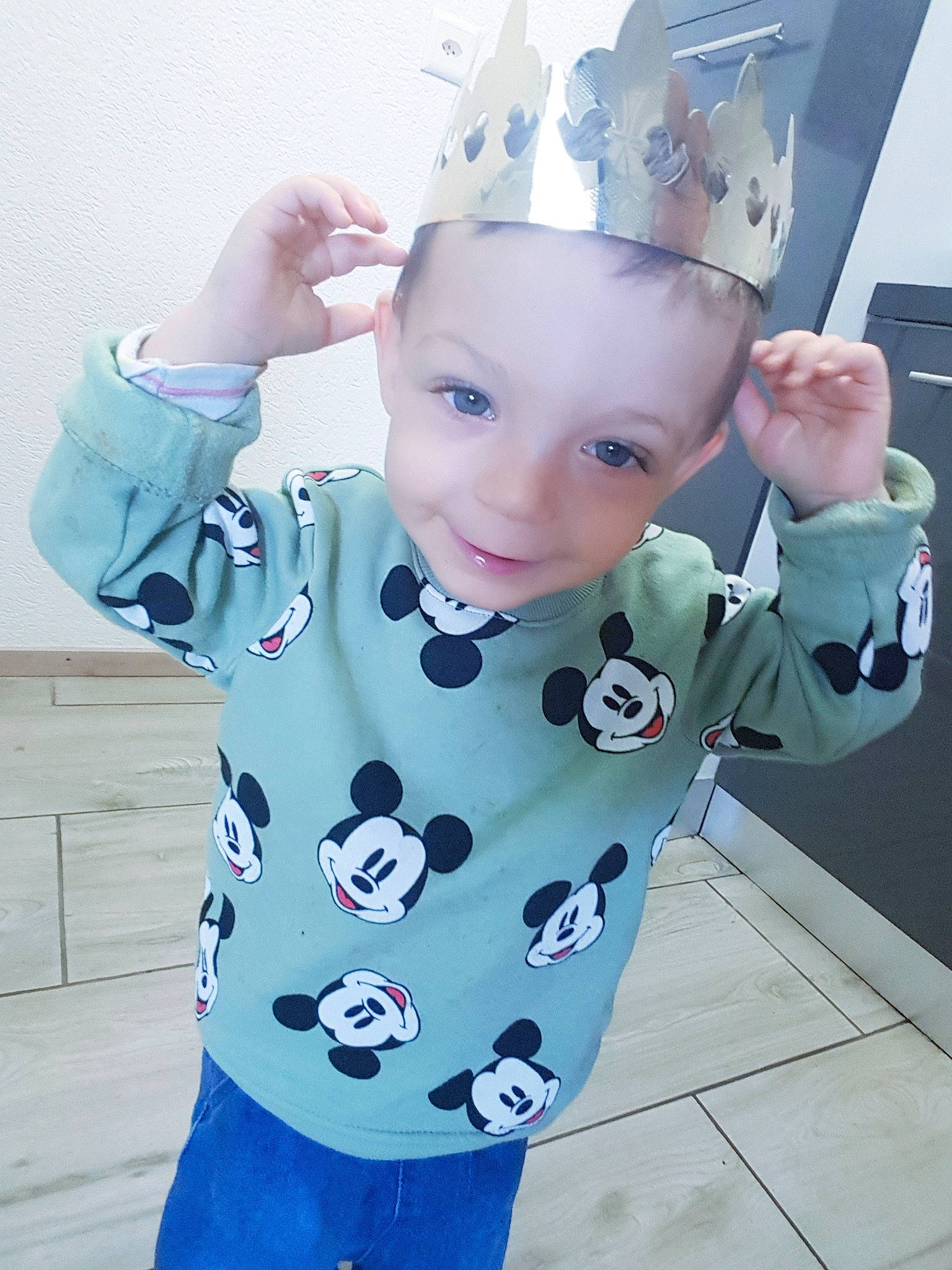 Ryan a rejoint le concours — aidez-le/la à gagner de superbes lots ! baby, baby_toddler_clothing, clothing, cool, costume_hat, eye, fun, gesture, happy, hat, headgear, human_body, joy, pattern, person, pink, product, sleeve, standing, textile