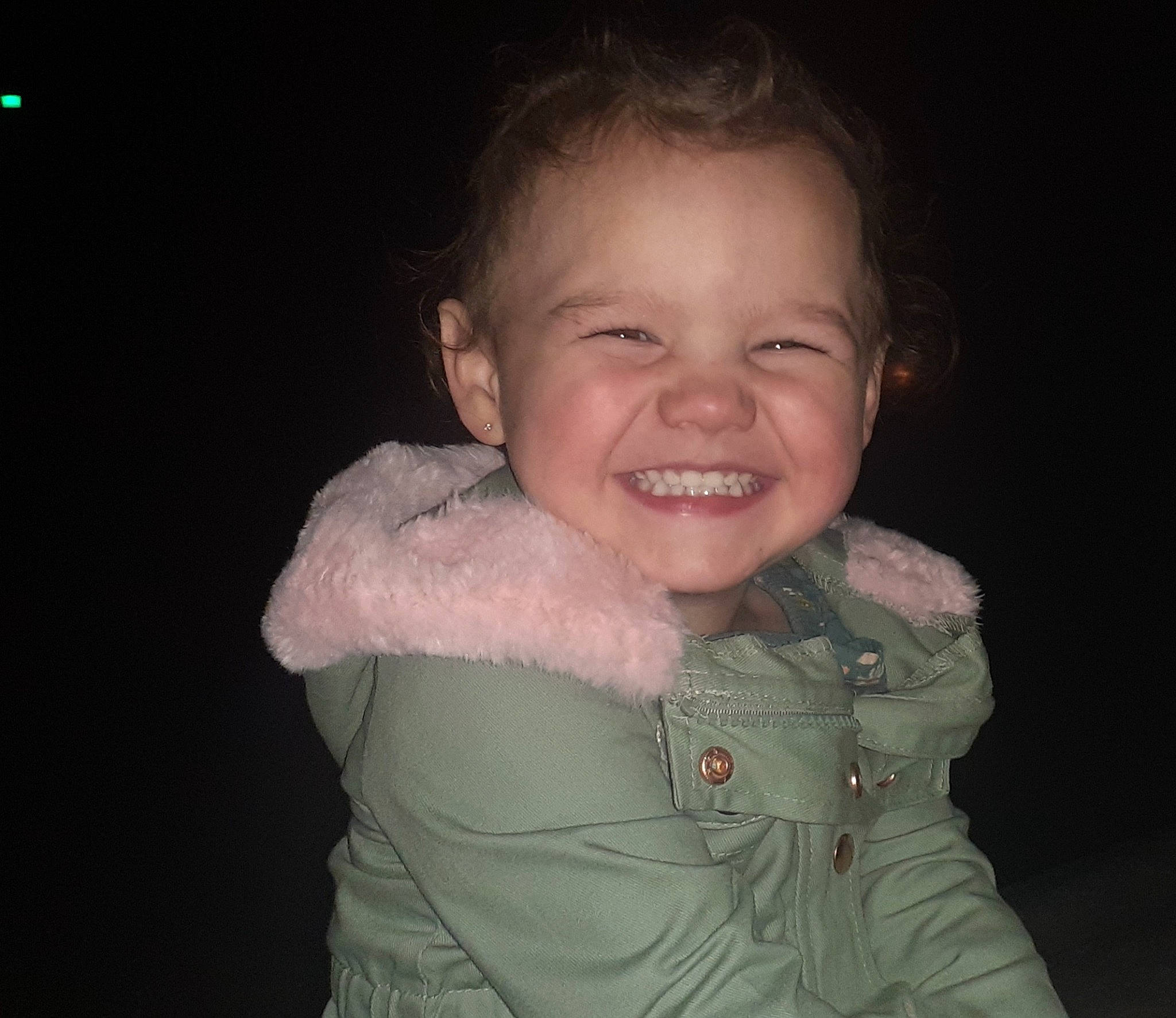 Addi is registered to the contest to win money with this photo: cheek, chin, ear, eye, eyebrow, flash_photography, forehead, gesture, hair, happy, human_body, iris, jaw, joy, lip, mouth, neck, nose, person, skin