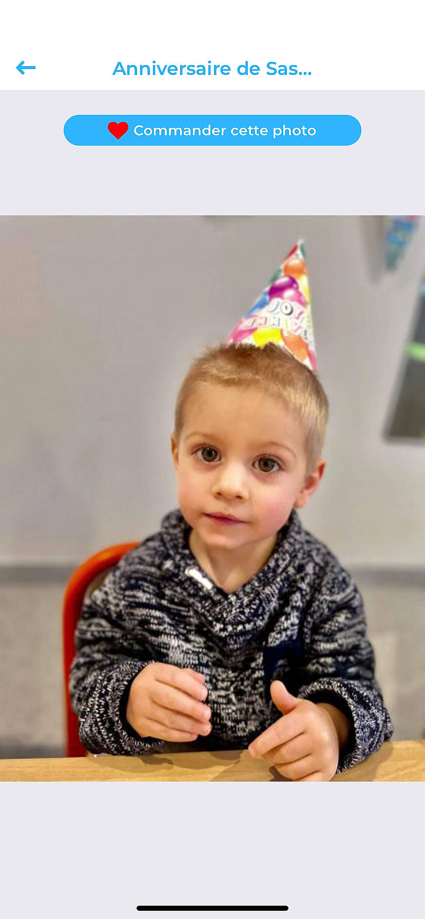 Sasha a rejoint le concours — aidez-le/la à gagner de superbes lots ! chair, child, cone, costume_hat, desk, event, eye, face, fashion_accessory, fashion_design, fun, head, headgear, outerwear, party_hat, person, photograph, sleeve, snapshot, table