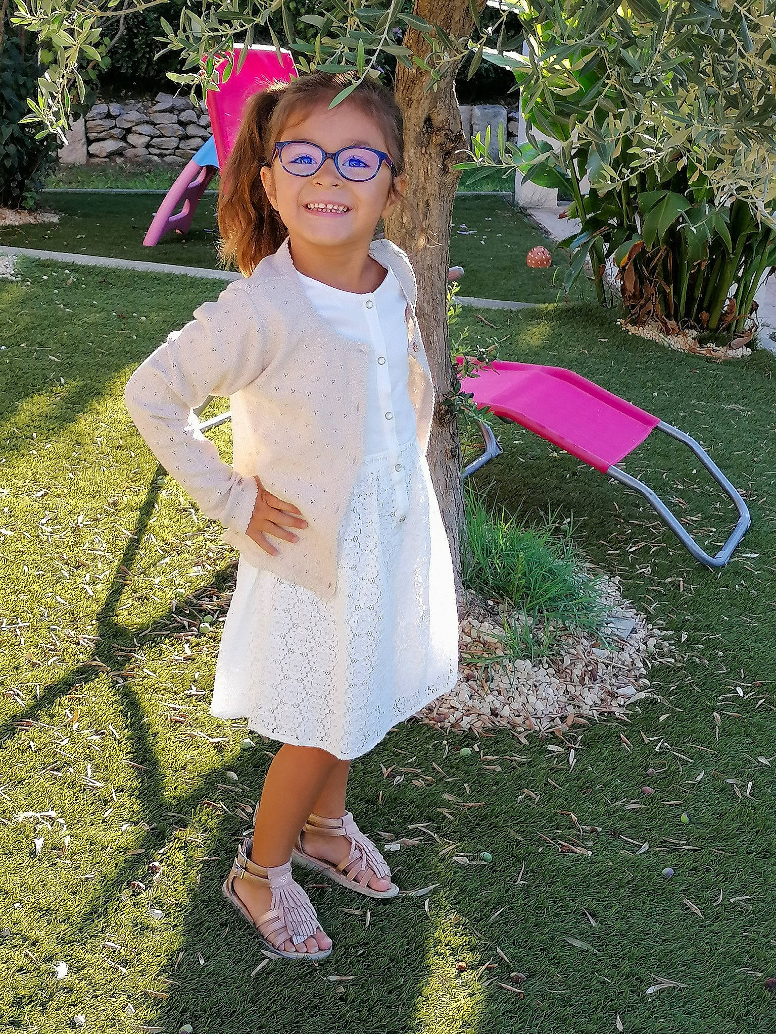 Gabrielle a rejoint le concours — aidez-le/la à gagner de superbes lots ! child, costume, dress, eyewear, flower, fun, garden, glasses, grass, joy, outerwear, person, photography, pink, plant, smile, spring, vacation
