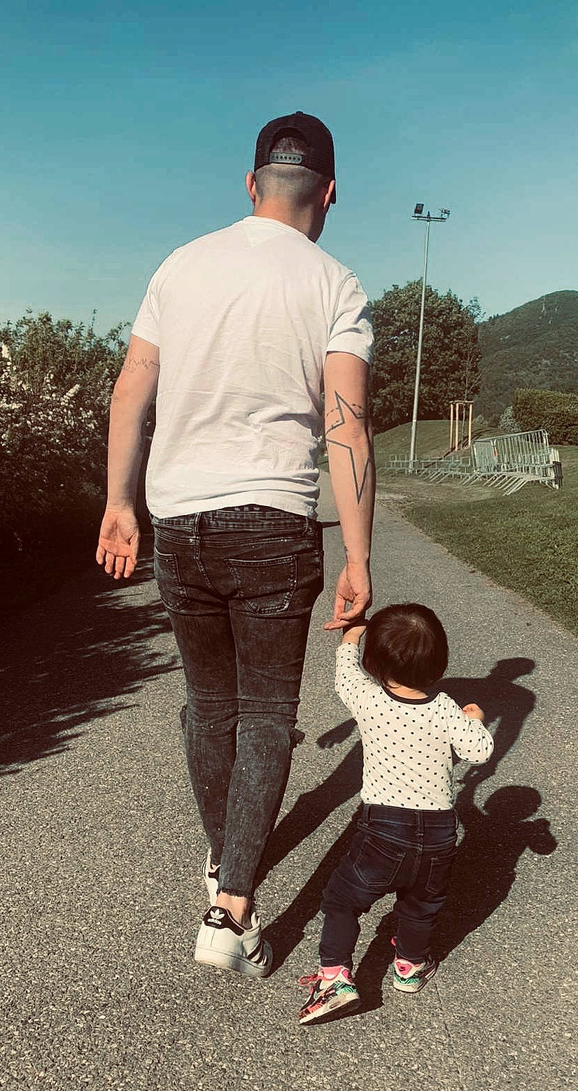 Lily Rose participe au concours pour gagner de l'argent avec cette photo : asphalt, cool, denim, gesture, grass, happy, holding_hands, leg, people_in_nature, person, shoe, sky, sleeve, standing, street_fashion, street_light, t_shirt, tints_and_shades, tree, waist