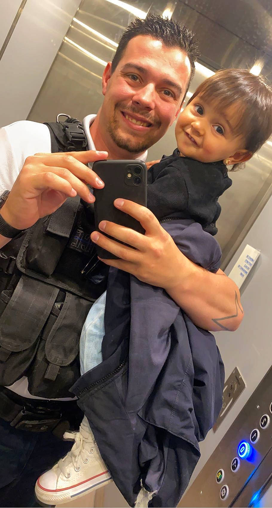 Lily Rose participe au concours pour gagner de l'argent avec cette photo : electronic_device, event, eyewear, finger, fun, gadget, gesture, hairstyle, happy, joint, joy, muscle, person, photograph, product, selfie, shoulder, sleeve, smile, standing