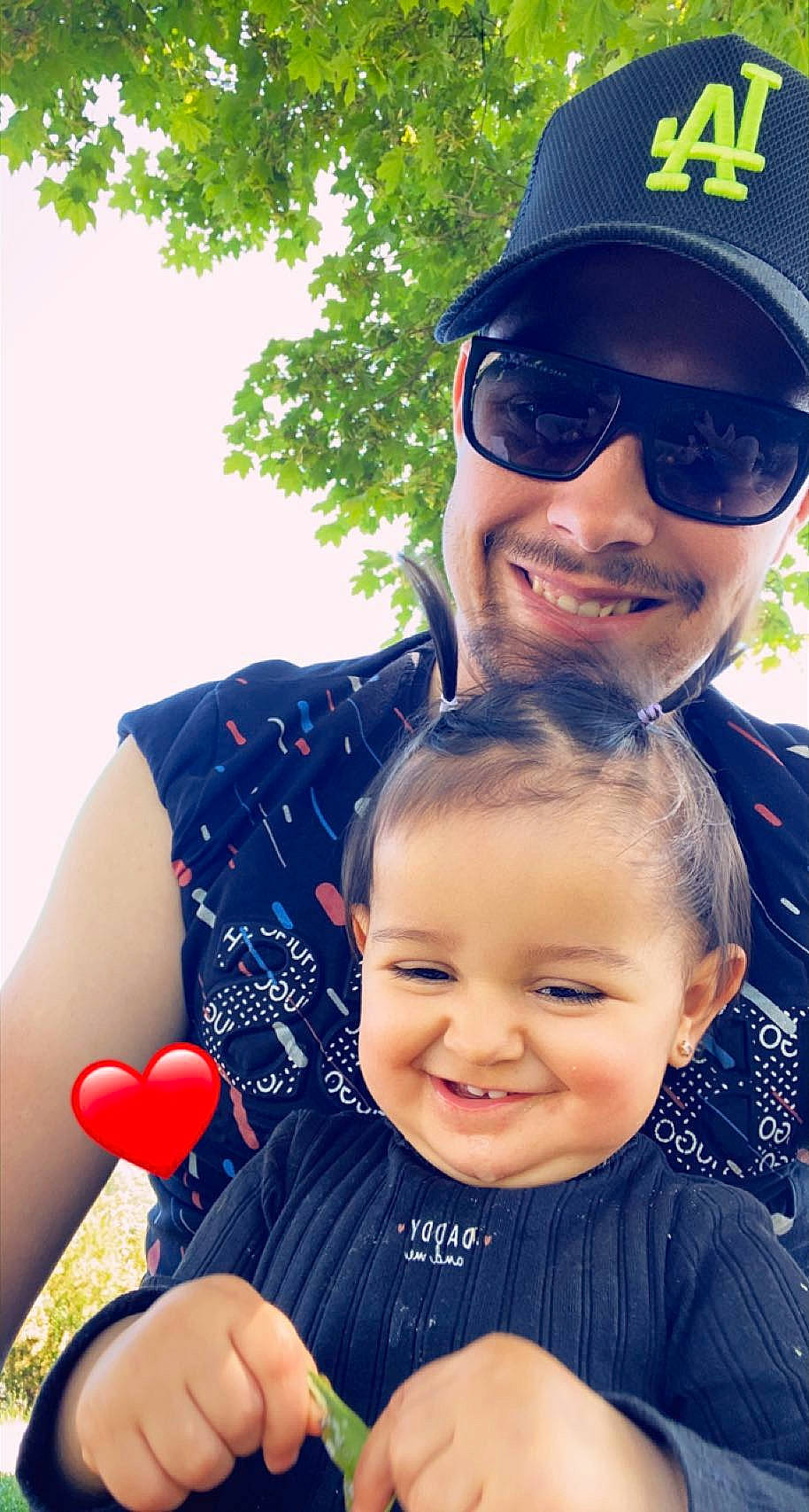 Lily Rose a rejoint le concours — aidez-le/la à gagner de superbes lots ! baseball_cap, blue, cap, eyewear, face, gesture, glasses, goggles, hairstyle, happy, head, headwear, joy, leaf, light, person, photograph, smile, sunglasses, toddler