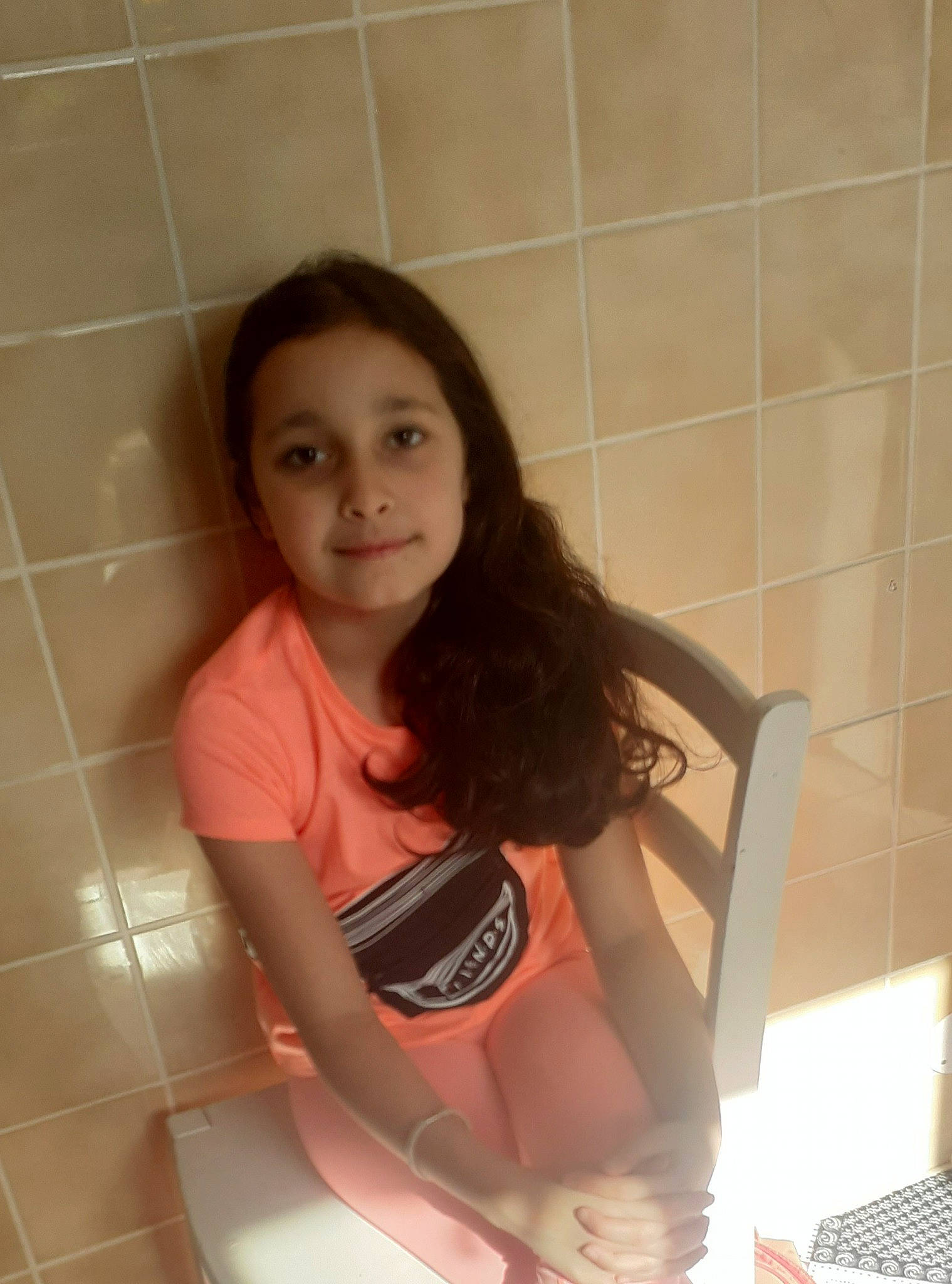 Dalya Nur participe au concours pour gagner de l'argent avec cette photo : arm, black_hair, chest, computer_keyboard, elbow, face, finger, hairstyle, human_body, human_leg, joint, joy, knee, leg, lip, neck, person, shoulder, skin, thigh