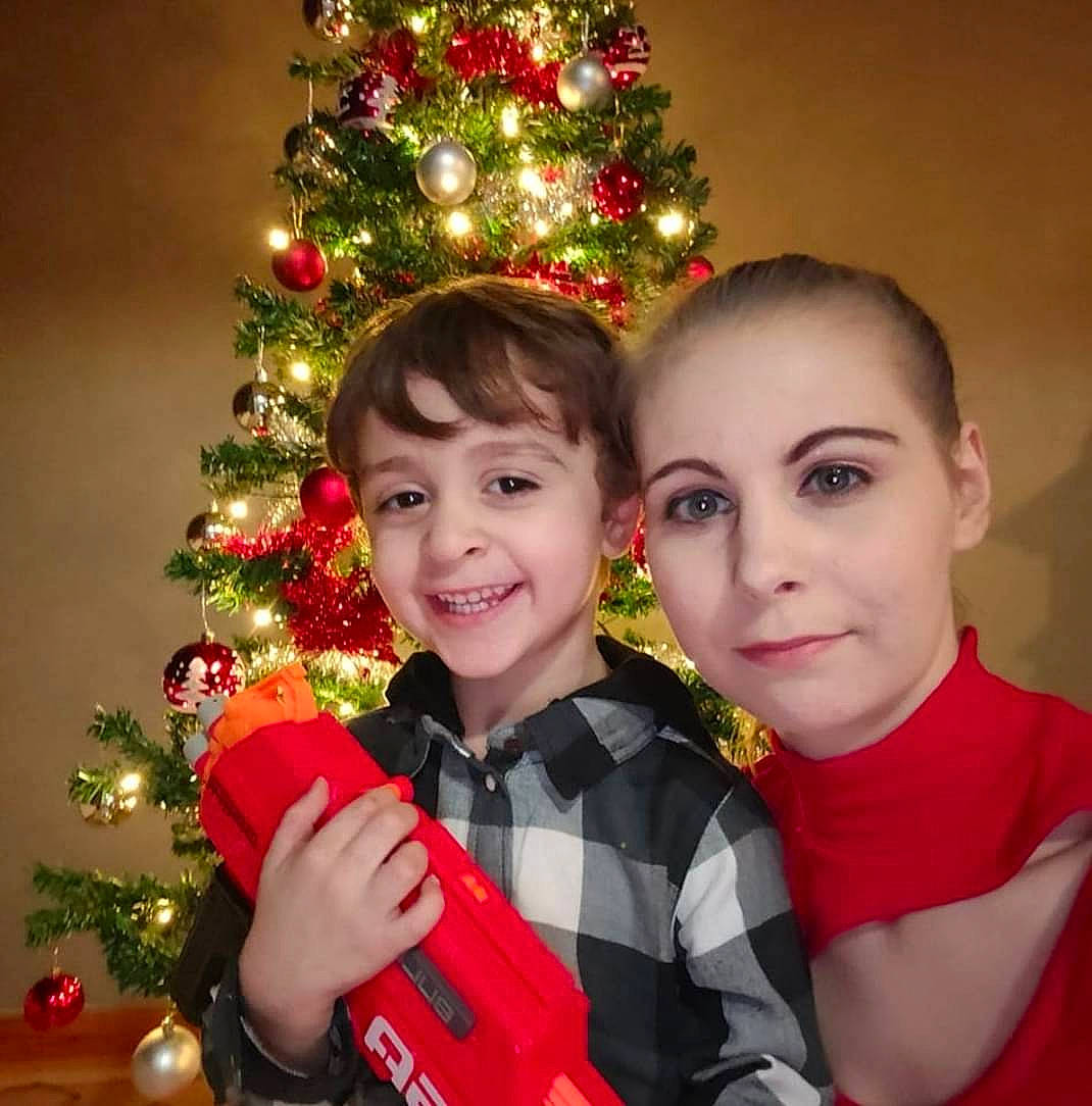 Santiago participe au concours pour gagner de l'argent avec cette photo : beauty, child, christmas, christmas_decoration, christmas_eve, christmas_ornament, christmas_tree, conifer, event, fun, happy, holiday, holiday_ornament, joy, organ, ornament, person, sleeve, smile, standing