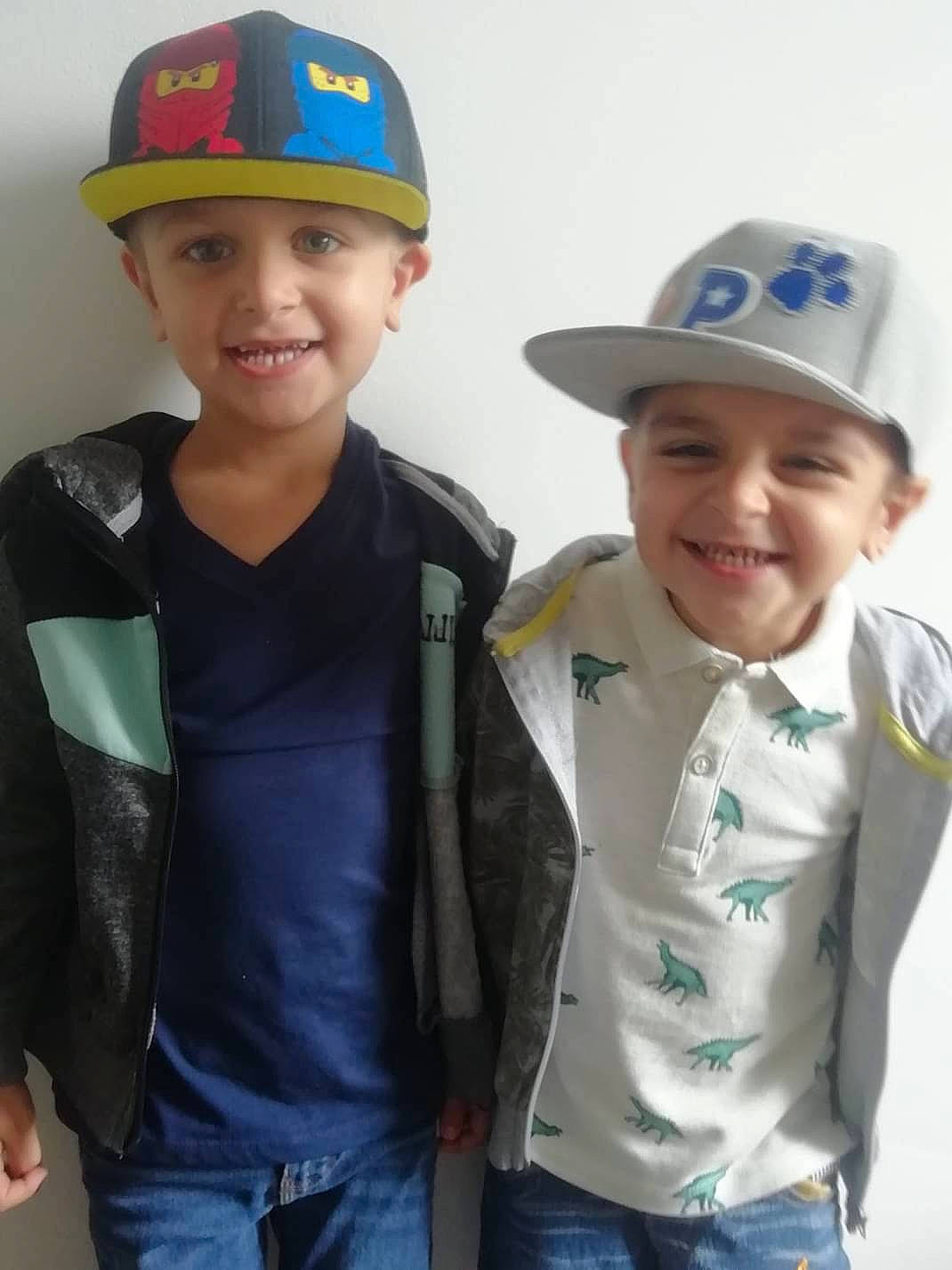 Santiago participe au concours pour gagner de l'argent avec cette photo : baseball_cap, cap, child, clothing, cool, denim, electric_blue, face, fun, gesture, happy, headwear, joy, person, personal_protective_equipment, recreation, sleeve, smile, standing, t_shirt