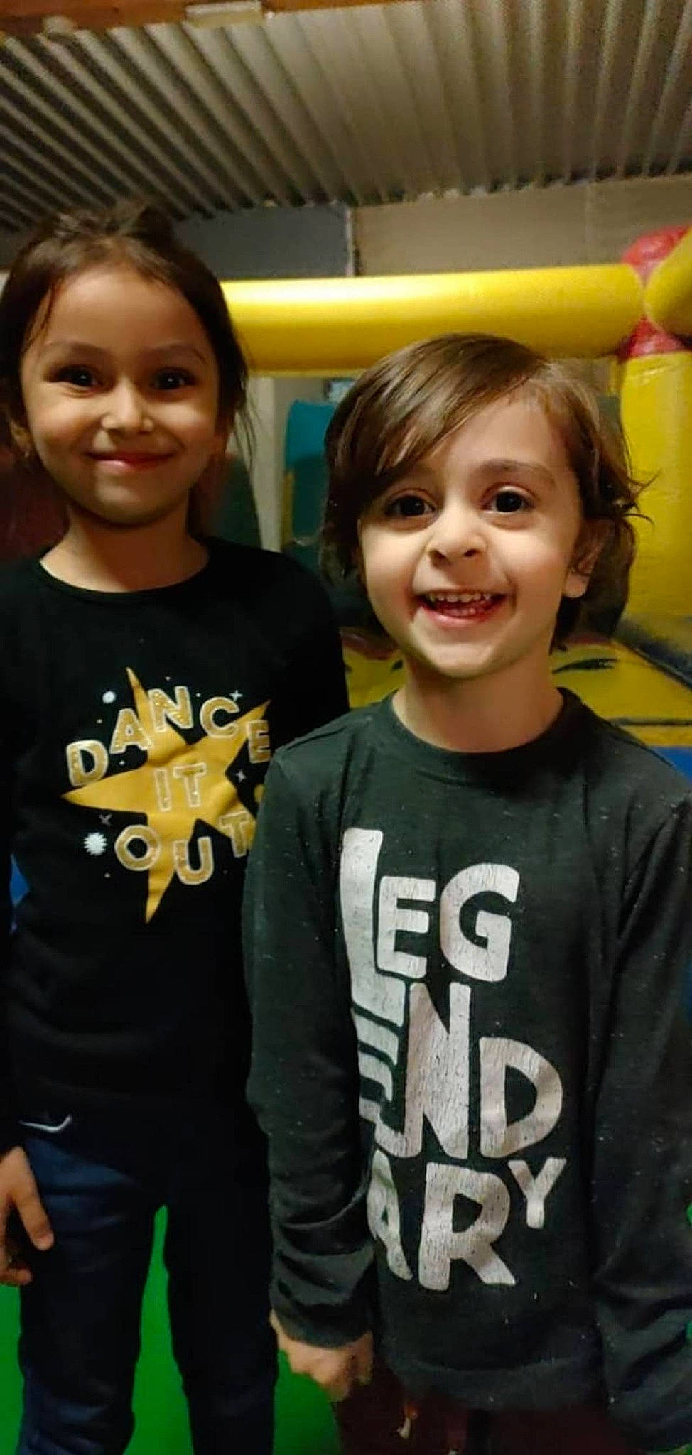 Santiago a rejoint le concours — aidez-le/la à gagner de superbes lots ! black, cheek, community, face, facial_expression, fashion, gesture, hair, hairstyle, happy, head, human, joy, mammal, person, skin, sleeve, smile, social_group, standing