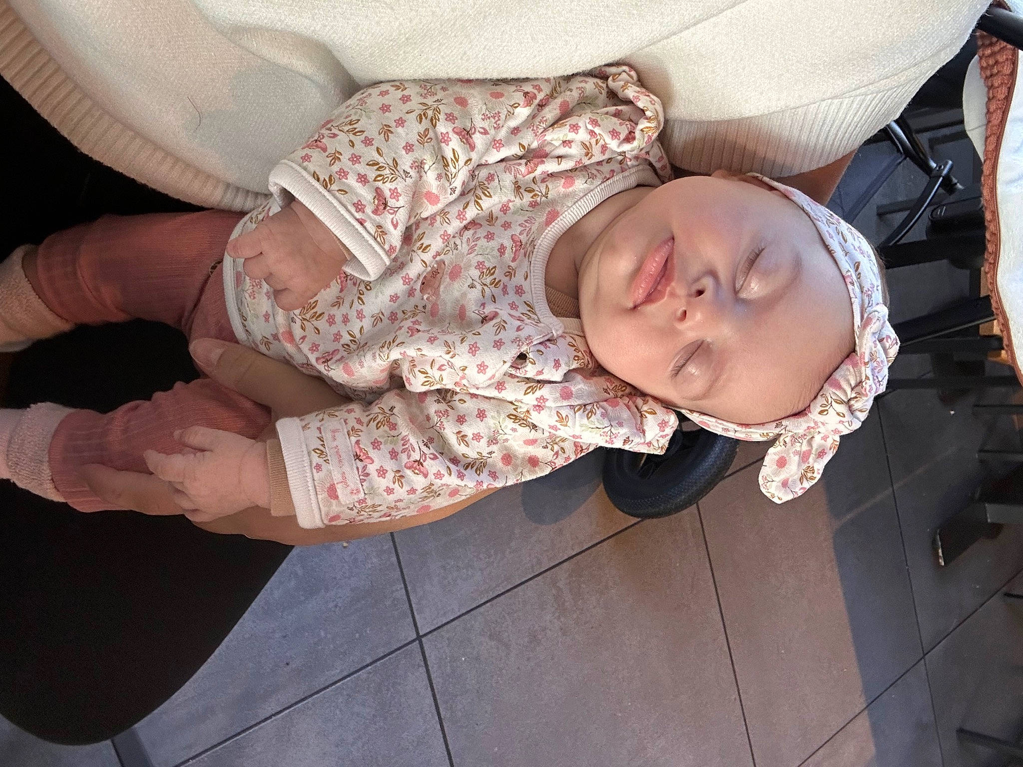 Alicya participe au concours pour gagner de l'argent avec cette photo : baby, baby_products, baby_toddler_clothing, child, comfort, flesh, flooring, foot, glasses, headwear, human_leg, nail, pattern, person, sitting, sleeve, sunglasses, thigh, thumb, toddler