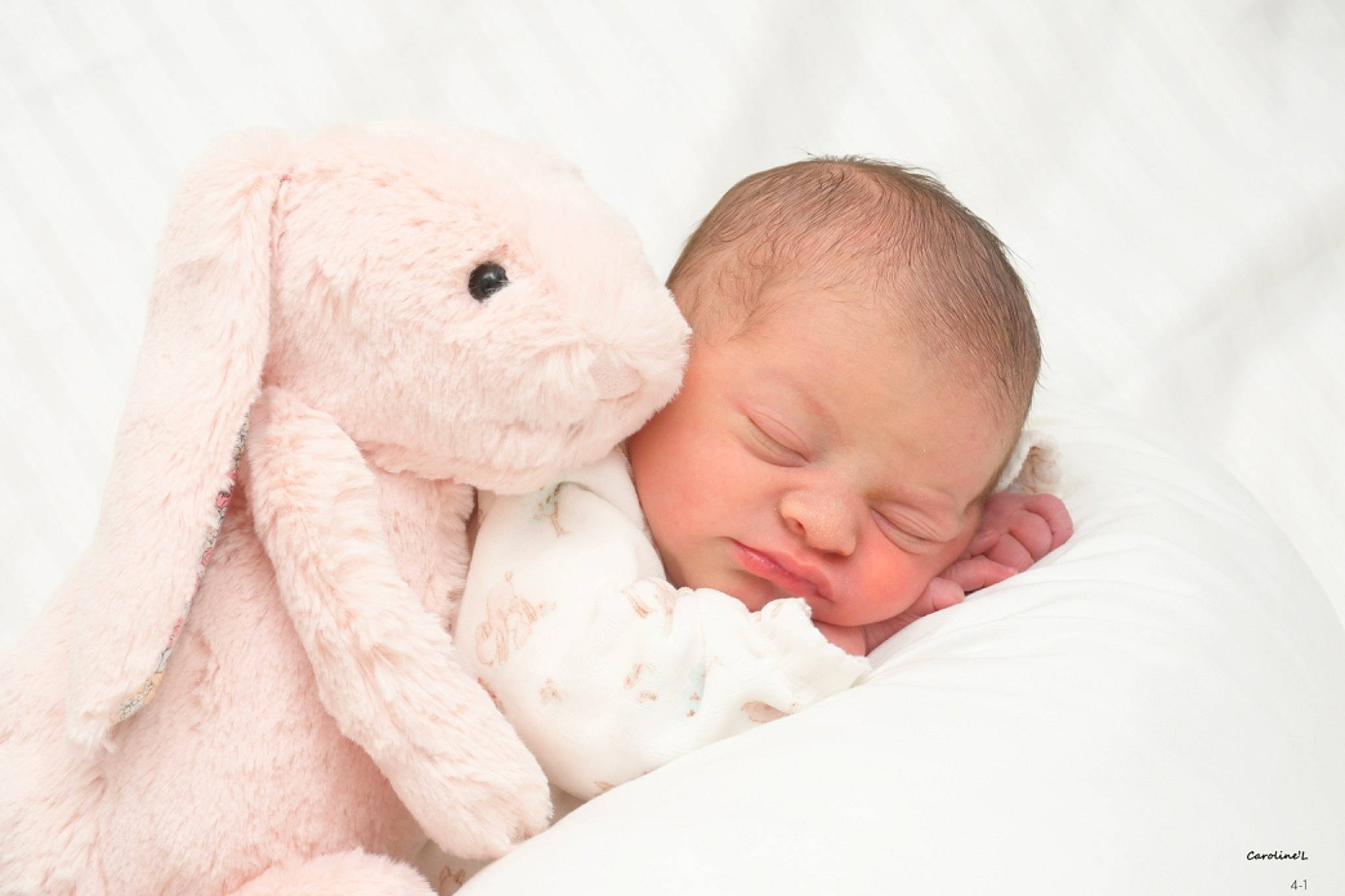 Alicya a rejoint le concours — aidez-le/la à gagner de superbes lots ! baby, baby_products, baby_sleeping, baby_toddler_clothing, bed, bedding, bedtime, cheek, child, comfort, fur, gesture, happy, linens, love, nap, person, portrait_photography, sleep, stuffed_toy
