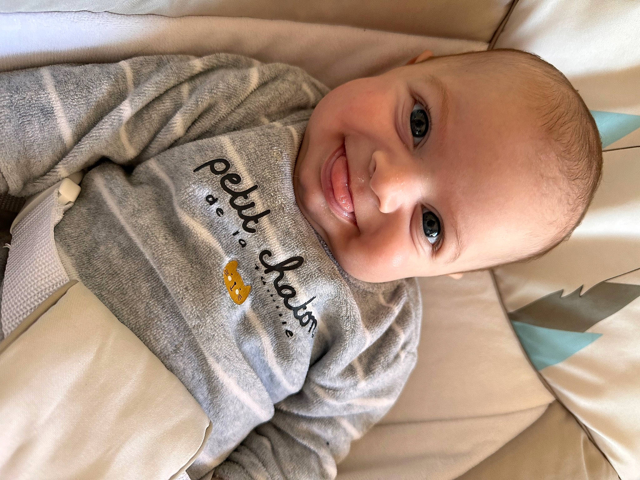 Alicya participe au concours pour gagner de l'argent avec cette photo : baby, baby_laughing, baby_products, baby_toddler_clothing, cheek, child, clothing, comfort, eye, eyebrow, happy, iris, joy, lip, mouth, nose, outerwear, person, skin, sleeve