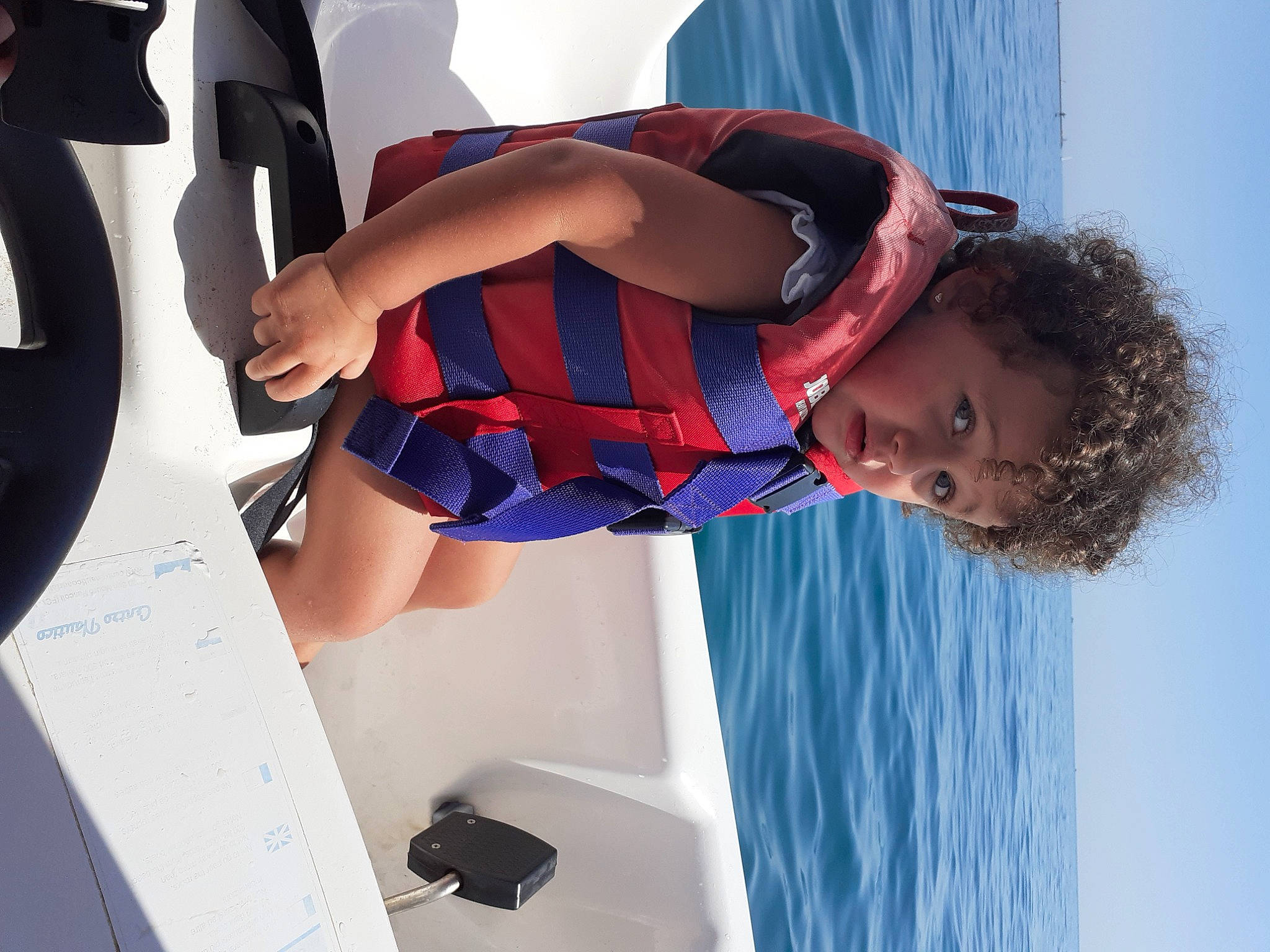 Kaylisse participe au concours pour gagner de l'argent avec cette photo : blue, boat, boats_and_boating_equipment_and_supplies, elbow, electric_blue, fun, human, human_leg, knee, lake, leisure, person, personal_protective_equipment, recreation, sky, tartan, thigh, travel, waist, water