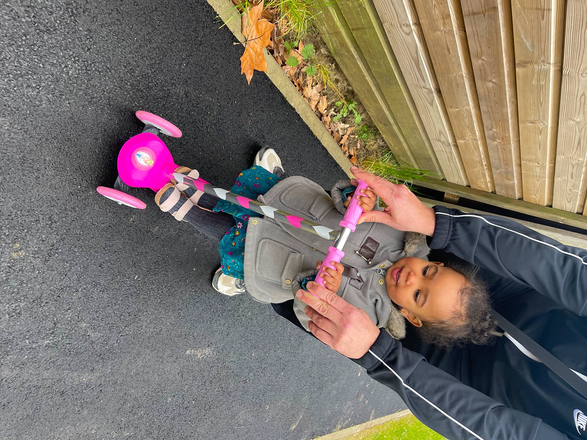 Aïcha participe au concours pour gagner de l'argent avec cette photo : asphalt, baby, baby_products, child, fun, grass, leisure, magenta, person, pink, plant, play, recreation, sidewalk, sitting, toddler, tree, wood