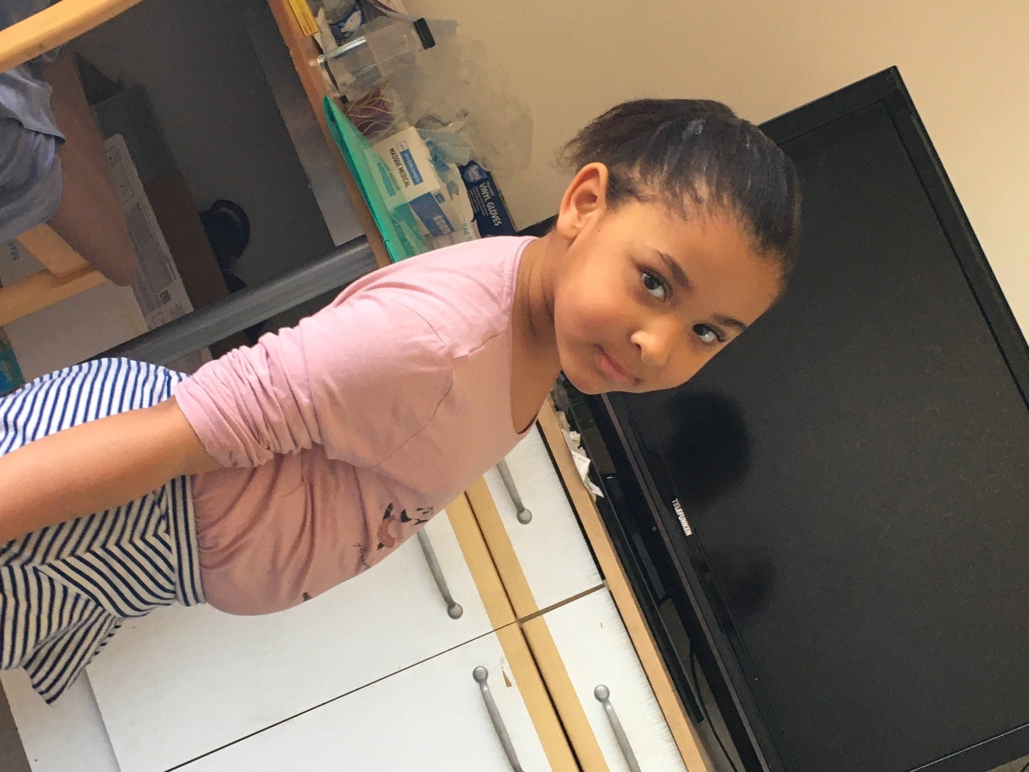 Leïla a rejoint le concours — aidez-le/la à gagner de superbes lots ! abdomen, chest, elbow, fashion_design, flash_photography, flooring, fun, human_body, human_leg, knee, person, room, shoulder, sitting, sleeve, t_shirt, thigh, toddler, waist, wood