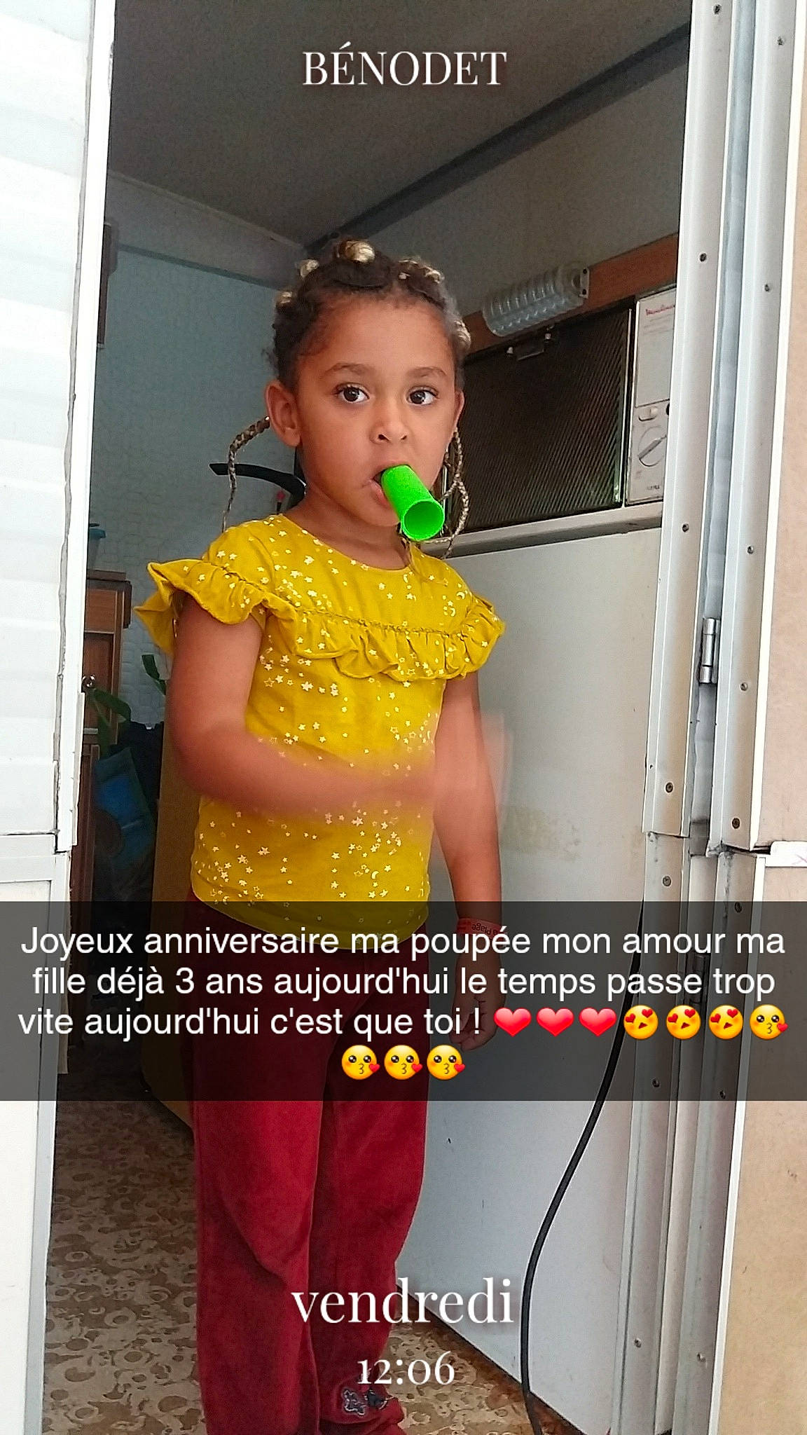 Leïla a rejoint le concours — aidez-le/la à gagner de superbes lots ! child, costume, neck, person, photo_caption, photography, shoulder, smile, toddler, yellow