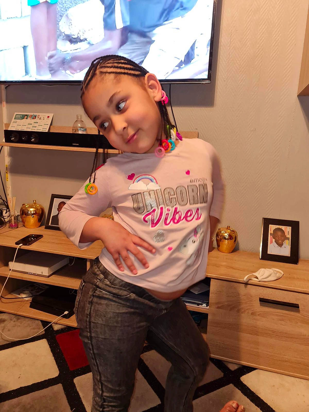 Leïla participe au concours pour gagner de l'argent avec cette photo : audio_equipment, black_hair, denim, event, eyewear, fashion_design, flooring, fun, gadget, happy, headwear, jeans, joint, person, picture_frame, room, shoulder, standing, t_shirt, television