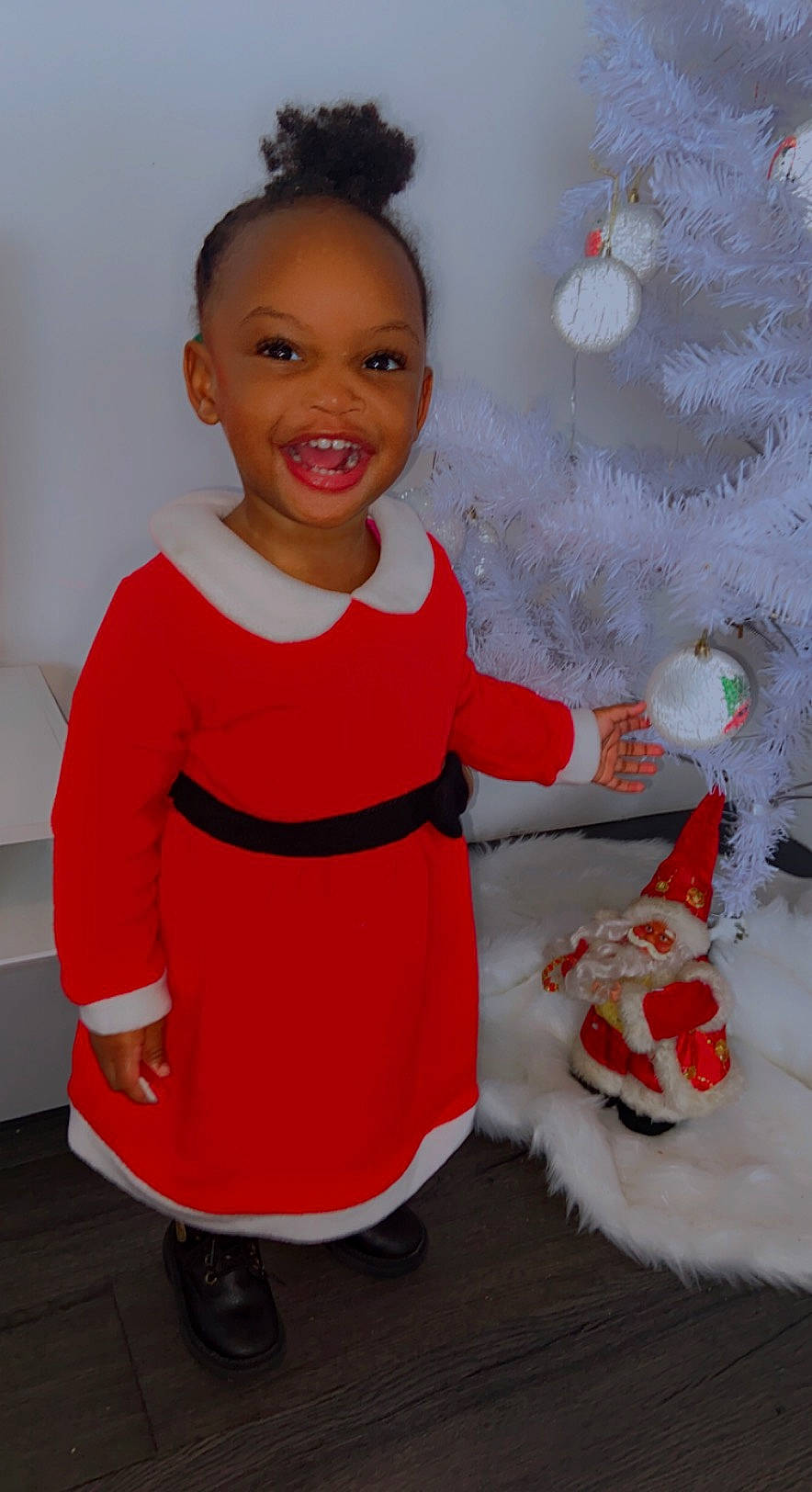 Brenda a rejoint le concours — aidez-le/la à gagner de superbes lots ! baby_toddler_clothing, child, christmas_decoration, christmas_ornament, christmas_tree, dress, event, fashion_design, happy, head, holiday, holiday_ornament, joy, magenta, one_piece_garment, ornament, person, pink, sleeve, smile