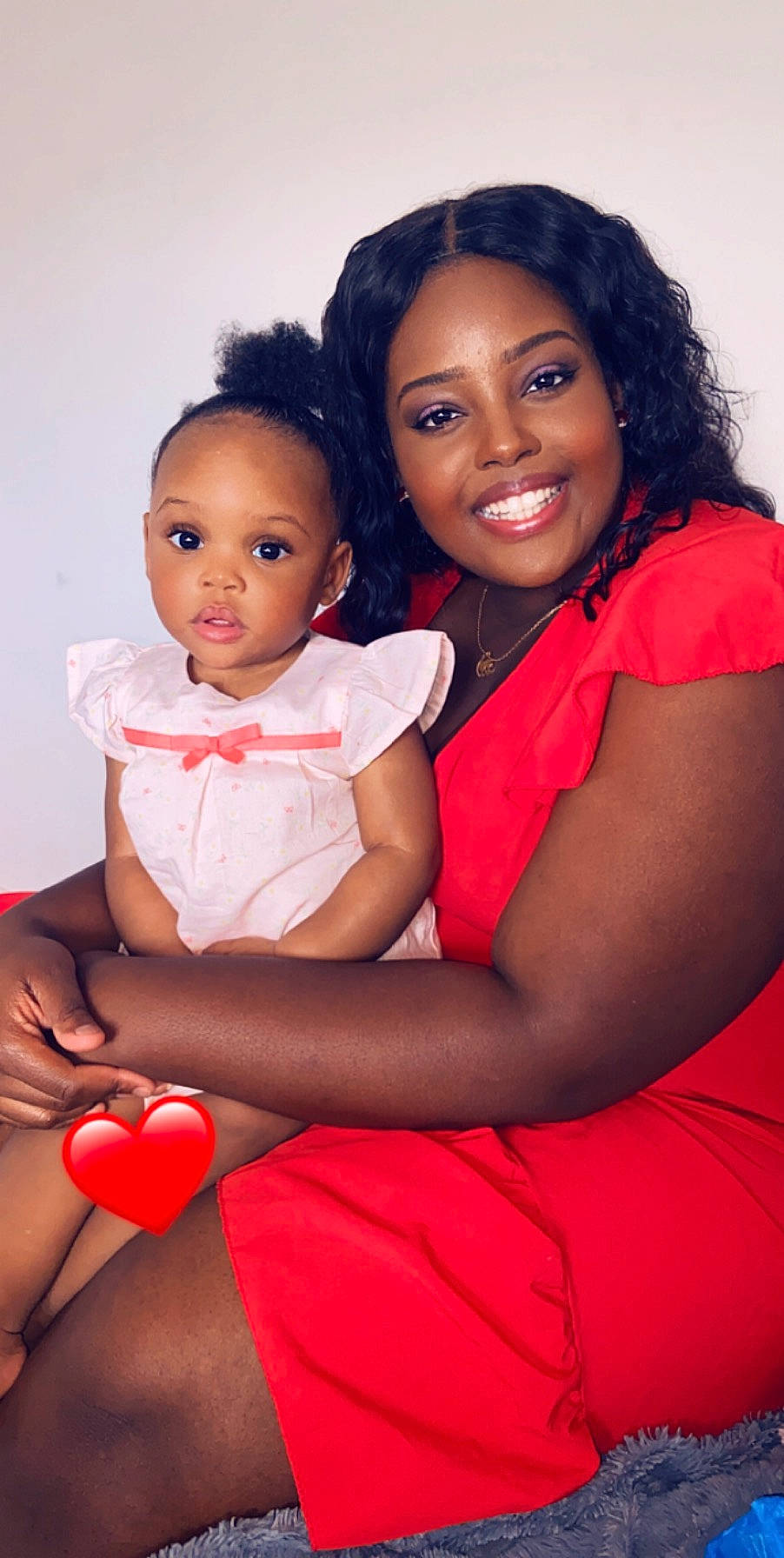 Brenda a rejoint le concours — aidez-le/la à gagner de superbes lots ! cheek, chin, eye, face, facial_expression, flash_photography, gesture, hair, hairstyle, happy, head, human_body, joy, lip, organ, person, pink, red, shoulder, skin