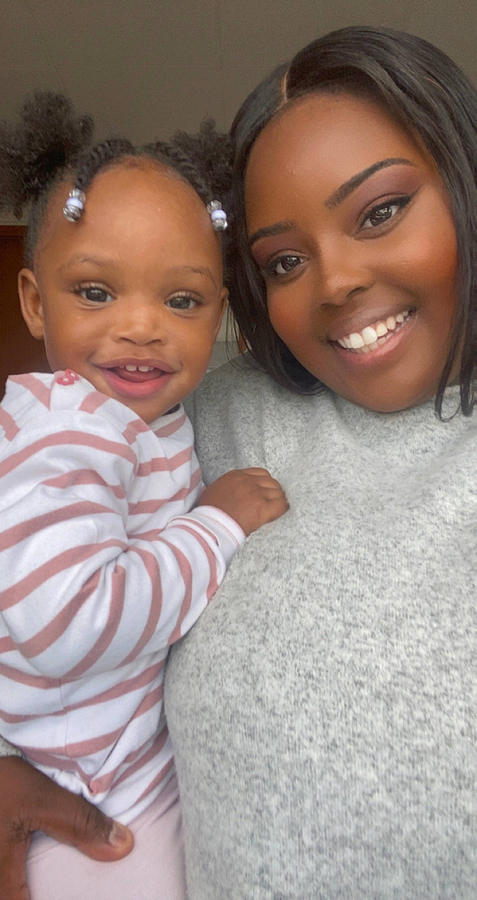 Brenda participe au concours pour gagner de l'argent avec cette photo : black_hair, cheek, chin, cool, eye, eyebrow, eyelash, face, facial_expression, forehead, gesture, hair, happy, iris, joy, lip, mouth, nose, organ, person