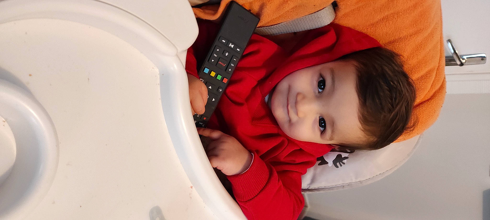 Ilyas participe au concours pour gagner de l'argent avec cette photo : automotive_wheel_system, cheek, child, chin, eyebrow, fun, hand, happy, hat, iris, joy, lip, mouth, nose, person, skin, sleeve, smile, tire, toddler