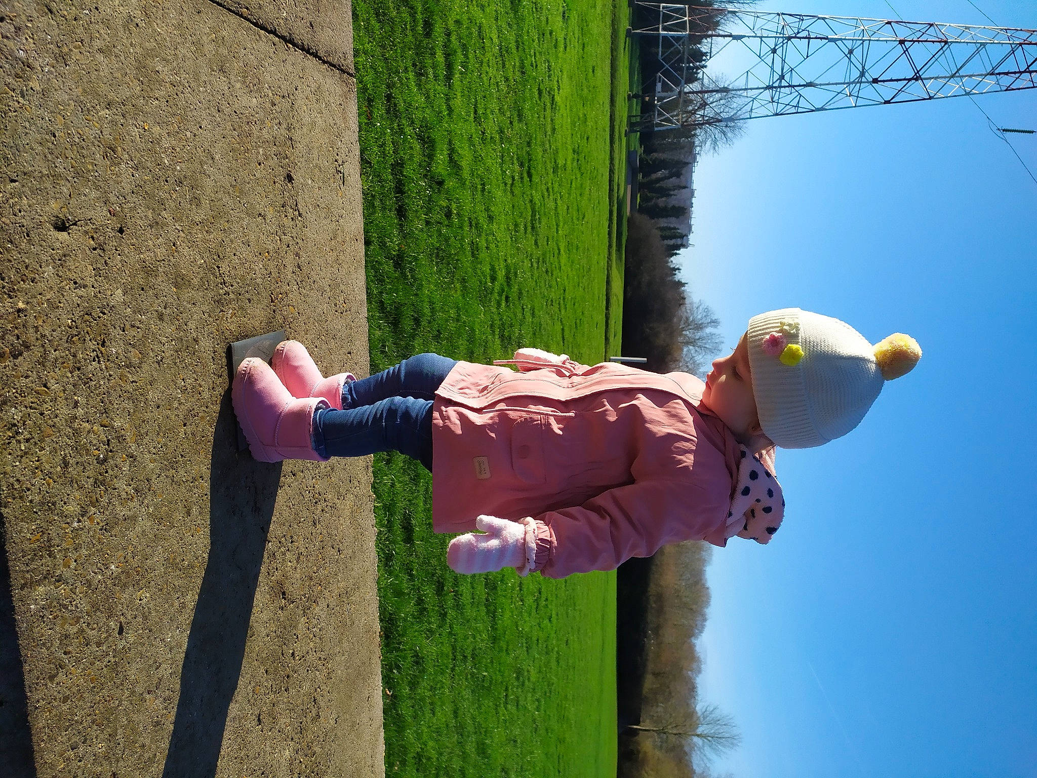 Alissa a rejoint le concours — aidez-le/la à gagner de superbes lots ! child, electric_blue, fun, grass, happy, headwear, human_leg, landscape, leisure, people_in_nature, person, plant, play, recreation, shadow, sky, toddler, tree, walking_shoe, water